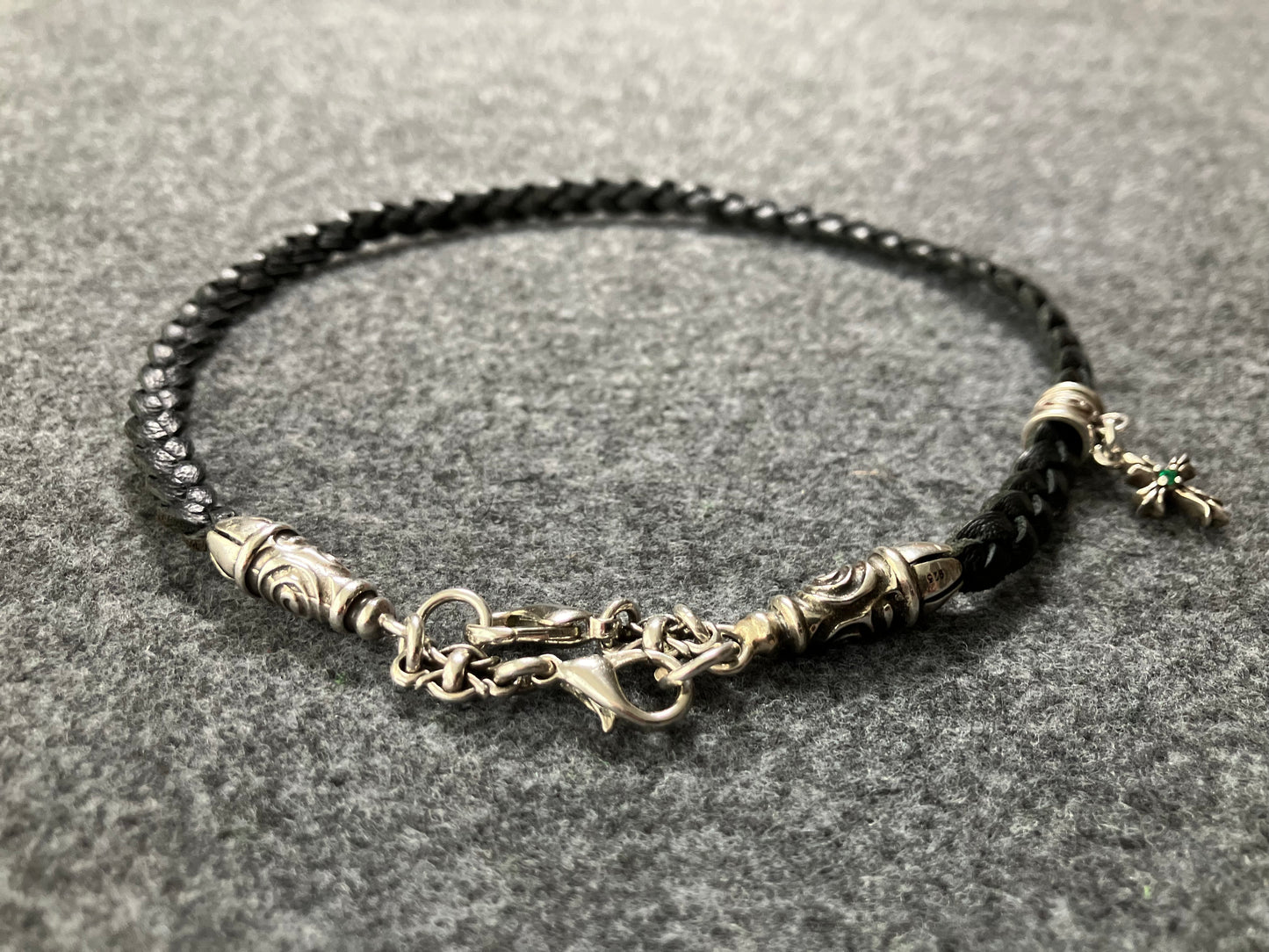 2 Bornes en Spirale, 1 Pendentif Crucifix avec 2 Émeraudes taillées à la main et 6 Anneaux, le tout en Argent Sterling 925 massif & Sangle/Tour de cou/Bracelet en Cuir Véritable, avec trois doubles brins tressés à la main, Marron ou Noir.- PP24