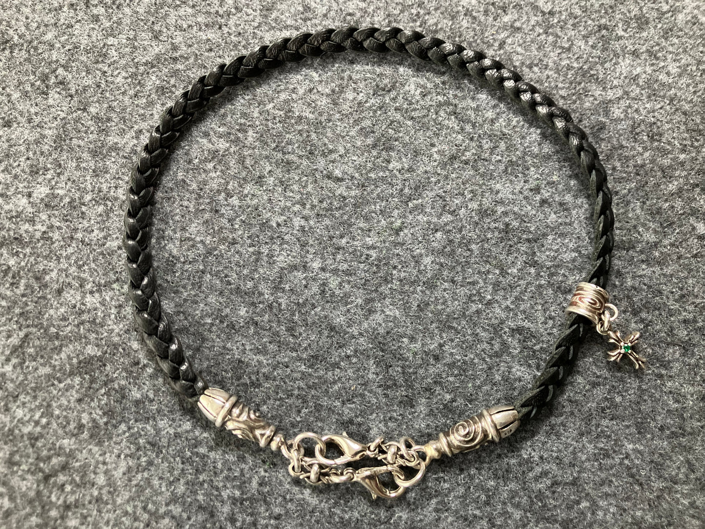 2 Bornes en Spirale, 1 Pendentif Crucifix avec 2 Émeraudes taillées à la main et 6 Anneaux, le tout en Argent Sterling 925 massif & Sangle/Tour de cou/Bracelet en Cuir Véritable, avec trois doubles brins tressés à la main, Marron ou Noir.- PP24