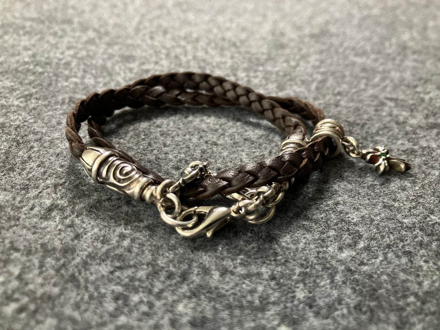 2 Bornes en Spirale, 1 Pendentif Crucifix avec 2 Émeraudes taillées à la main et 6 Anneaux, le tout en Argent Sterling 925 massif & Sangle/Tour de cou/Bracelet en Cuir Véritable, avec trois doubles brins tressés à la main, Marron ou Noir.- PP24