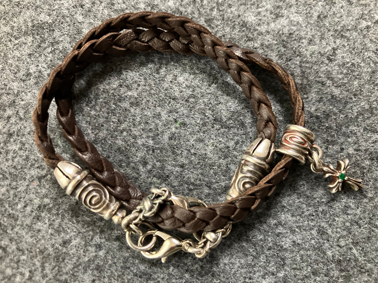 2 Bornes en Spirale, 1 Pendentif Crucifix avec 2 Émeraudes taillées à la main et 6 Anneaux, le tout en Argent Sterling 925 massif & Sangle/Tour de cou/Bracelet en Cuir Véritable, avec trois doubles brins tressés à la main, Marron ou Noir.- PP24