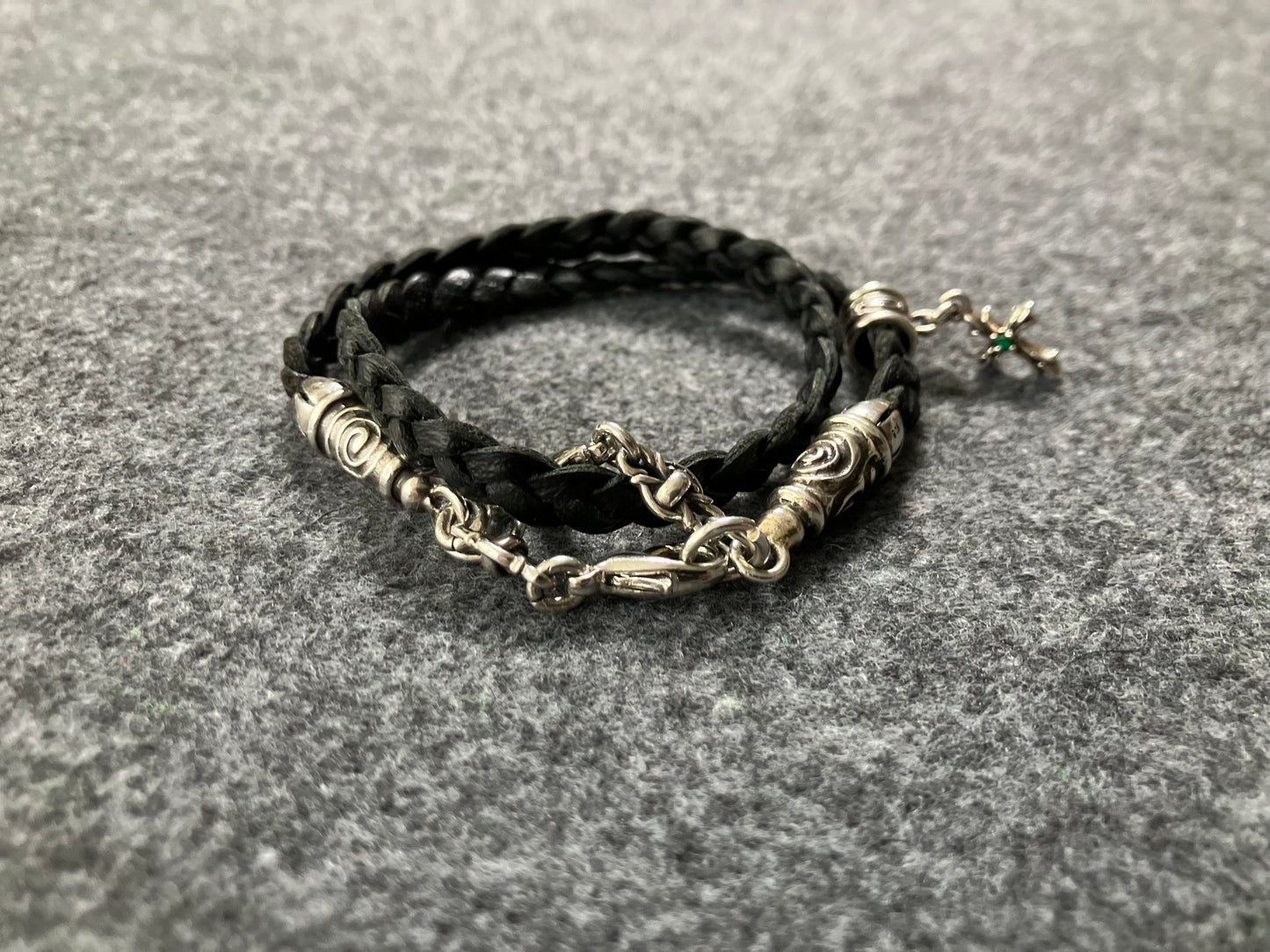 2 Bornes en Spirale, 1 Pendentif Crucifix avec 2 Émeraudes taillées à la main et 6 Anneaux, le tout en Argent Sterling 925 massif & Sangle/Tour de cou/Bracelet en Cuir Véritable, avec trois doubles brins tressés à la main, Marron ou Noir.- PP24