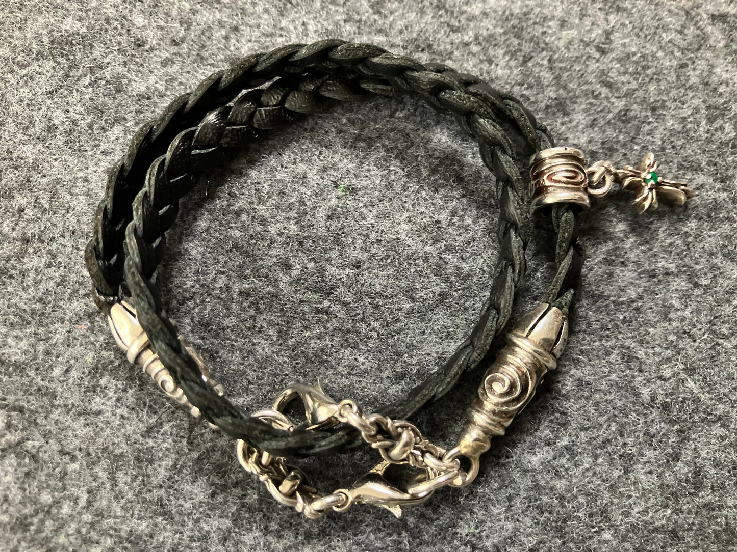 2 Bornes en Spirale, 1 Pendentif Crucifix avec 2 Émeraudes taillées à la main et 6 Anneaux, le tout en Argent Sterling 925 massif & Sangle/Tour de cou/Bracelet en Cuir Véritable, avec trois doubles brins tressés à la main, Marron ou Noir.- PP24
