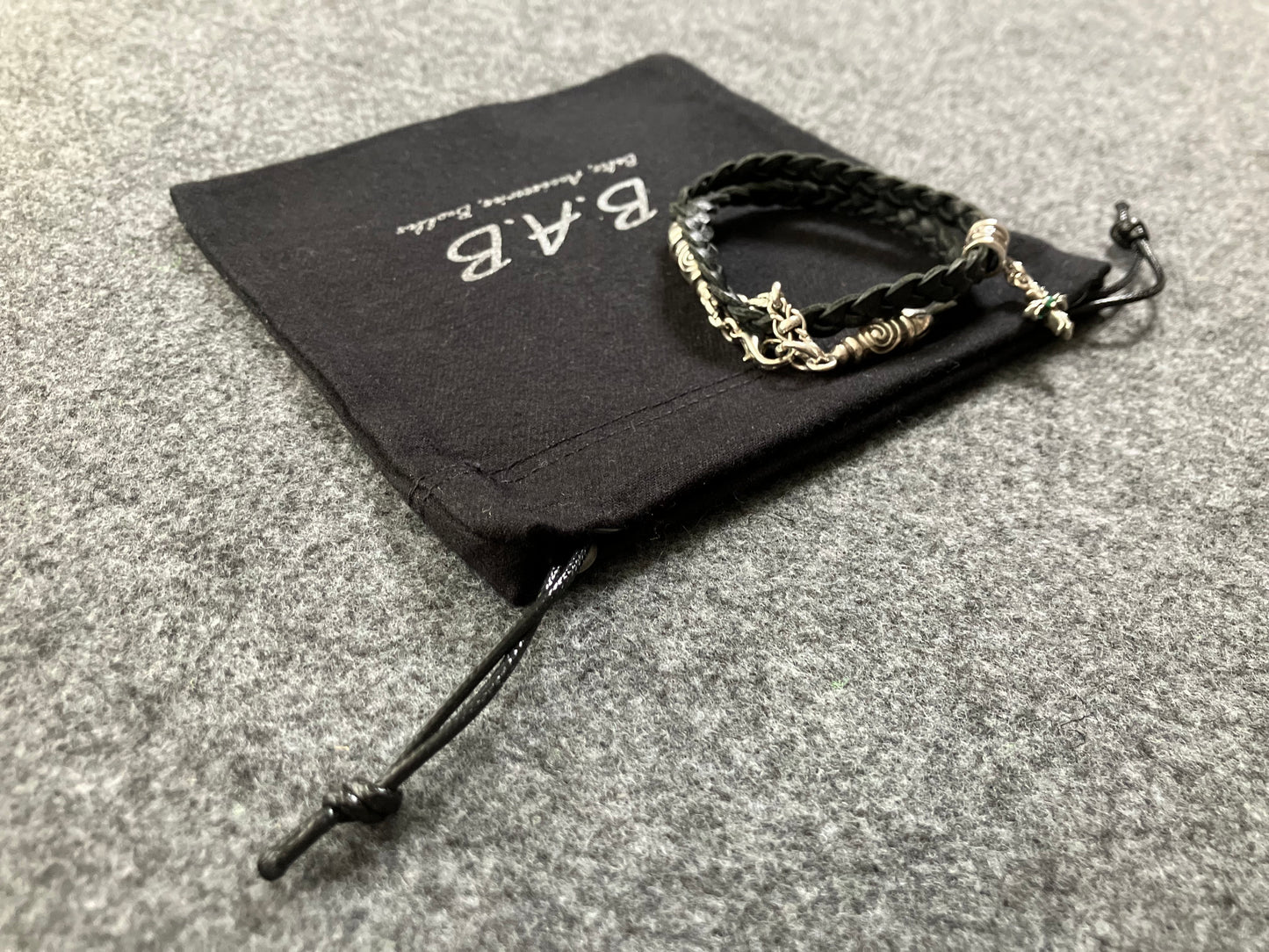 2 Bornes en Spirale, 1 Pendentif Crucifix avec 2 Émeraudes taillées à la main et 6 Anneaux, le tout en Argent Sterling 925 massif & Sangle/Tour de cou/Bracelet en Cuir Véritable, avec trois doubles brins tressés à la main, Marron ou Noir.- PP24