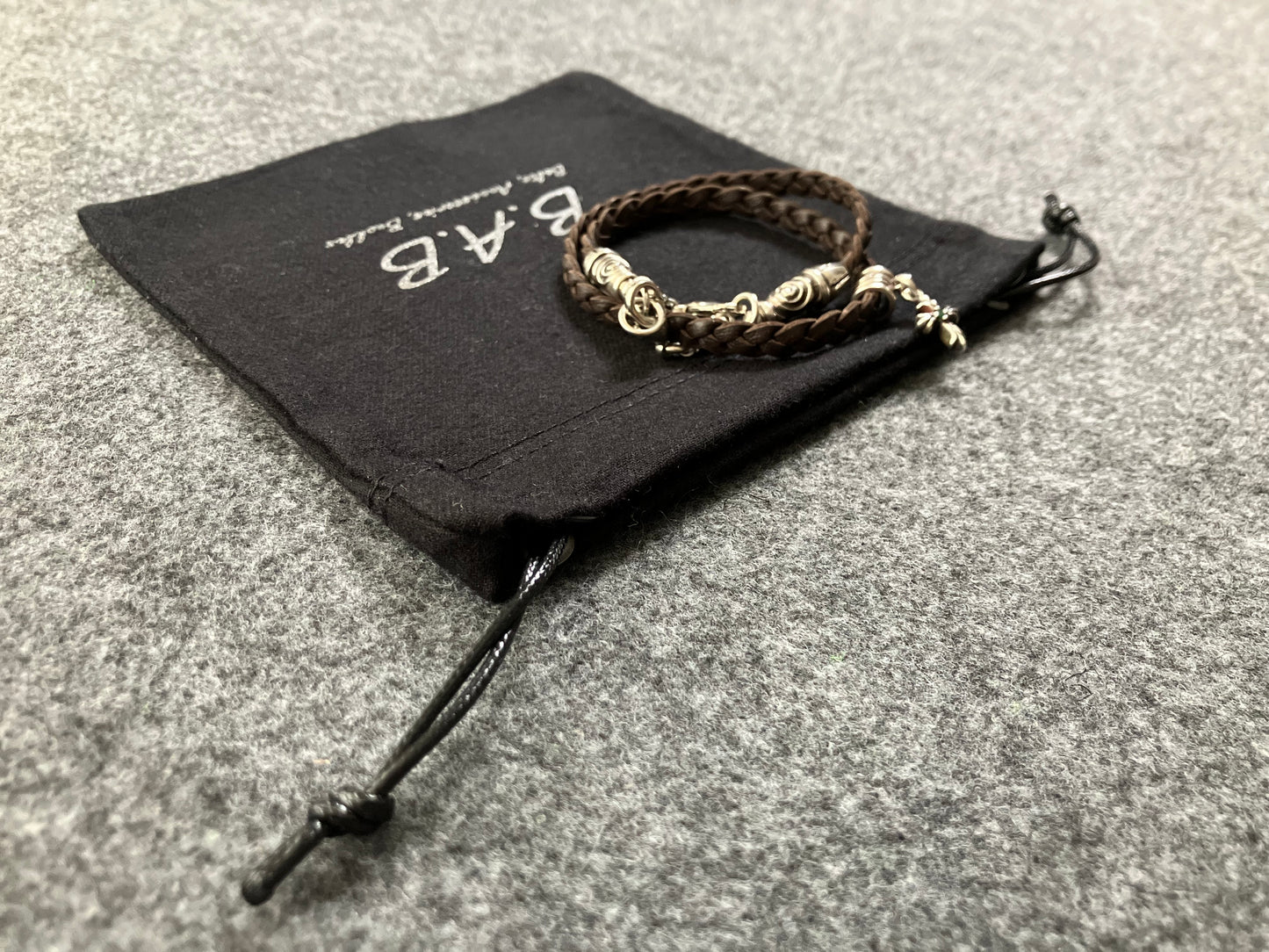 2 Bornes en Spirale, 1 Pendentif Crucifix avec 2 Émeraudes taillées à la main et 6 Anneaux, le tout en Argent Sterling 925 massif & Sangle/Tour de cou/Bracelet en Cuir Véritable, avec trois doubles brins tressés à la main, Marron ou Noir.- PP24