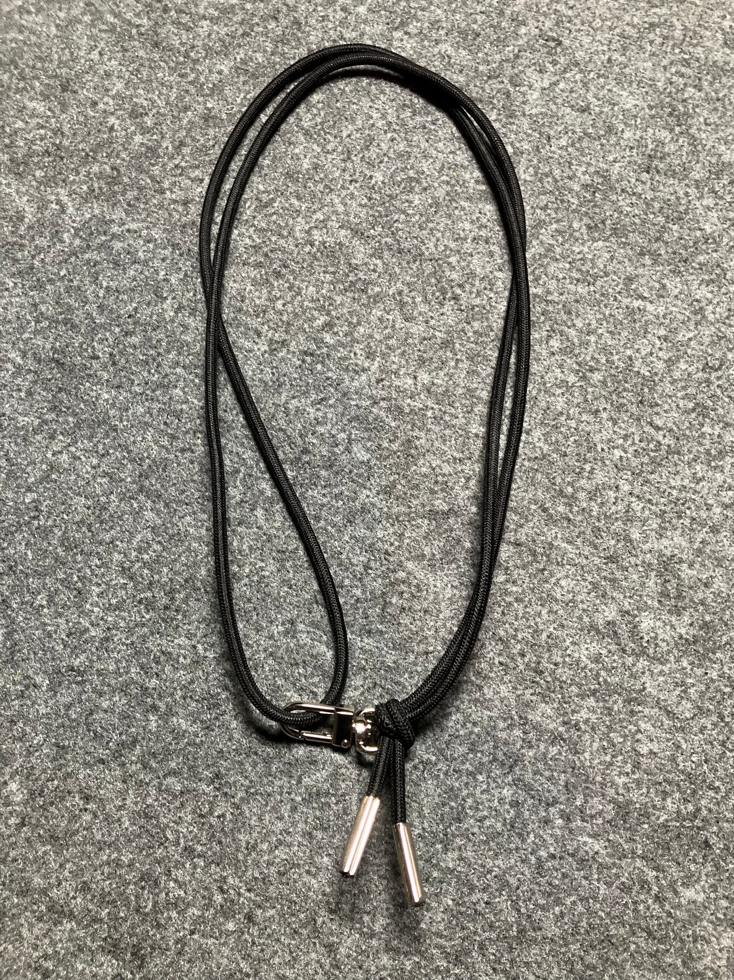 Support pour téléphone portable en Cuir Véritable Pleine Fleur tanné végétal au tanin gravé au laser & Bandoulière/Collier/Bracelet Cordon Élastique Noir, avec 1 Mousqueton et 2 Embouts argentés.- SC57