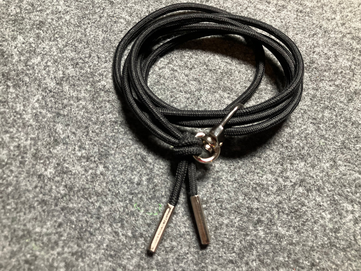 Support pour téléphone portable en Cuir Véritable Pleine Fleur tanné végétal au tanin gravé au laser & Bandoulière/Collier/Bracelet Cordon Élastique Noir, avec 1 Mousqueton et 2 Embouts argentés.- SC57