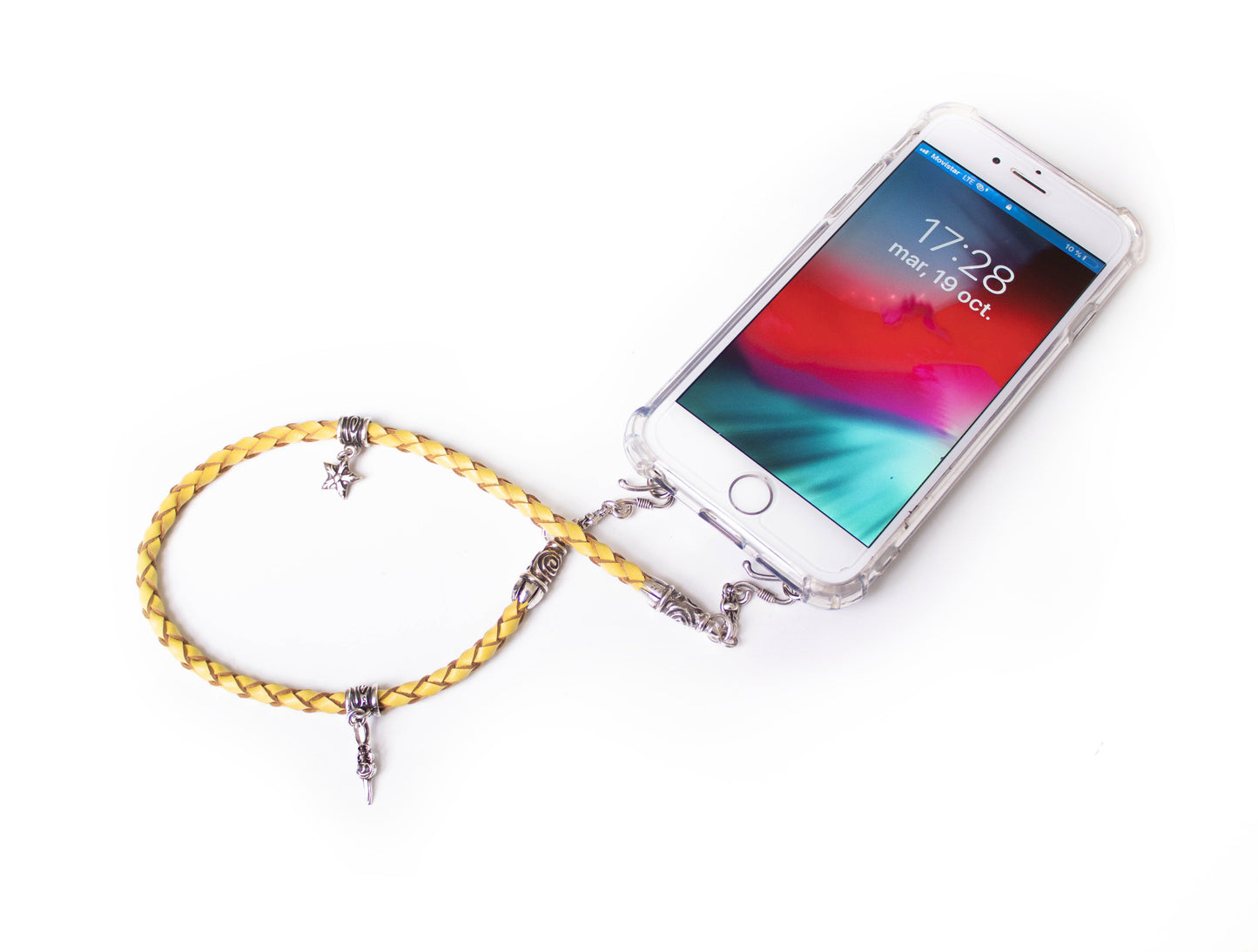 Coque pour iPhone en Cuir Véritable Pleine Fleur, tanné végétal/microfibre. 2 Bornes en Spirale, 2 Maillons, 2 Fermoirs en S, 2 Épingles avec Pendentifs et 8 Anneaux, en Argent 925 & Sangle/Tour de cou/Bracelet Cuir Jaune 4 brins tressés à la main.- F02