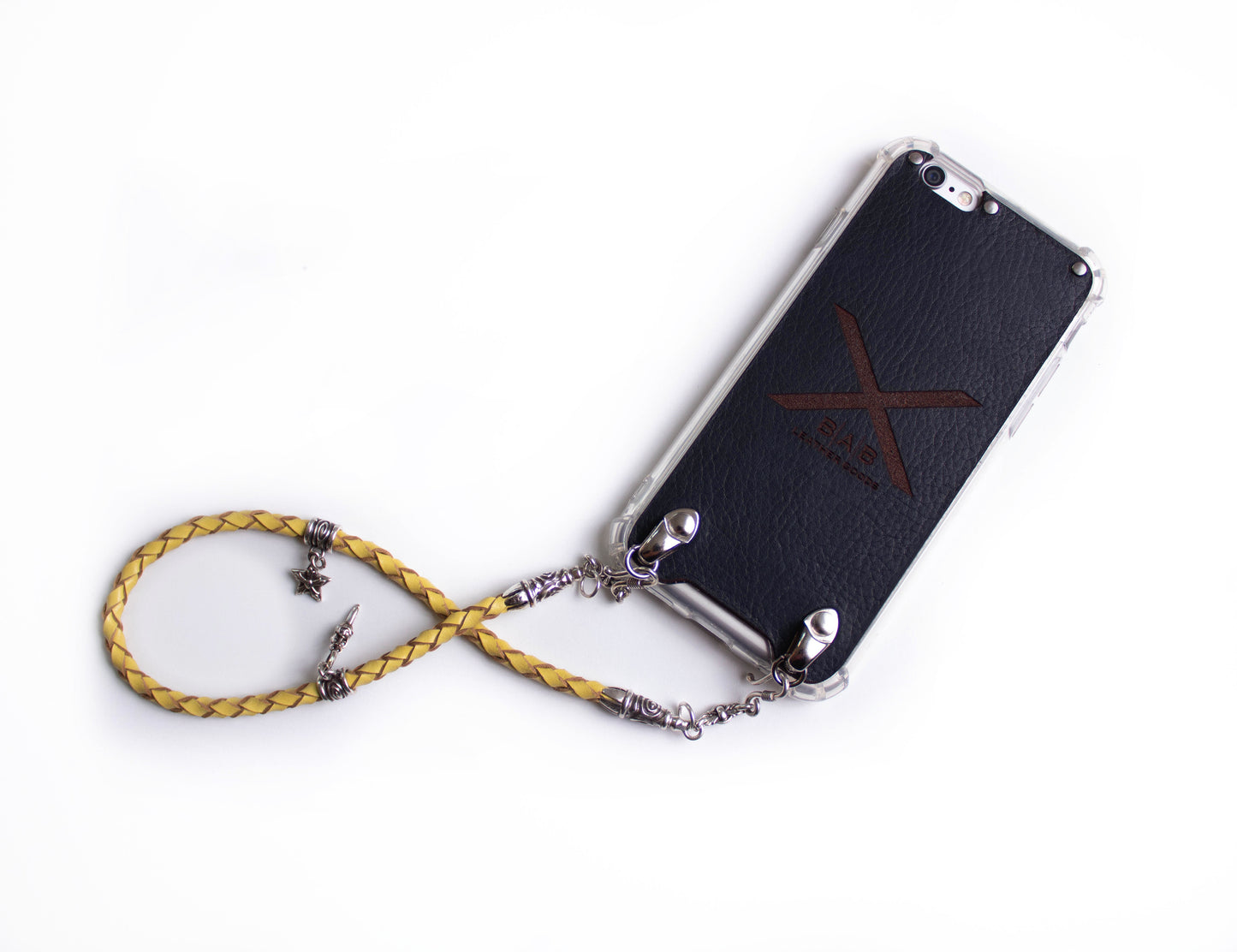 Coque pour iPhone en Cuir Véritable Pleine Fleur, tanné végétal/microfibre. 2 Bornes en Spirale, 2 Maillons, 2 Fermoirs en S, 2 Épingles avec Pendentifs et 8 Anneaux, en Argent 925 & Sangle/Tour de cou/Bracelet Cuir Jaune 4 brins tressés à la main.- F02