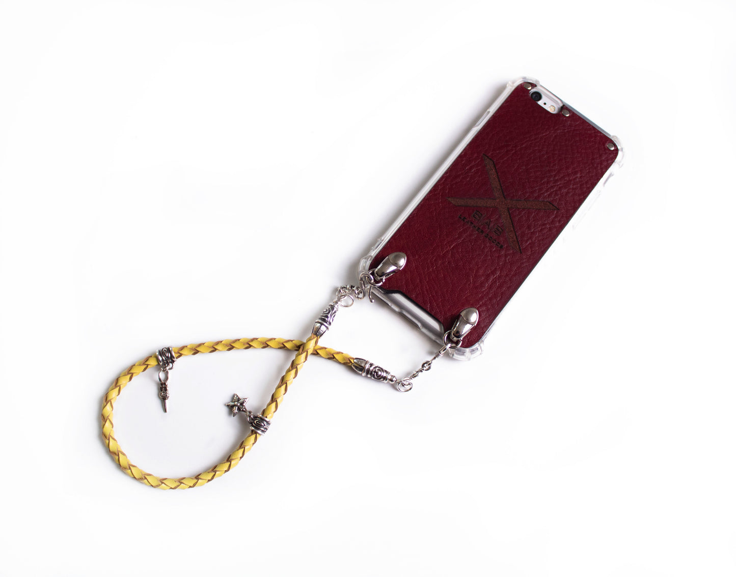 Coque pour iPhone en Cuir Véritable Pleine Fleur, tanné végétal/microfibre. 2 Bornes en Spirale, 2 Maillons, 2 Fermoirs en S, 2 Épingles avec Pendentifs et 8 Anneaux, en Argent 925 & Sangle/Tour de cou/Bracelet Cuir Jaune 4 brins tressés à la main.- F02