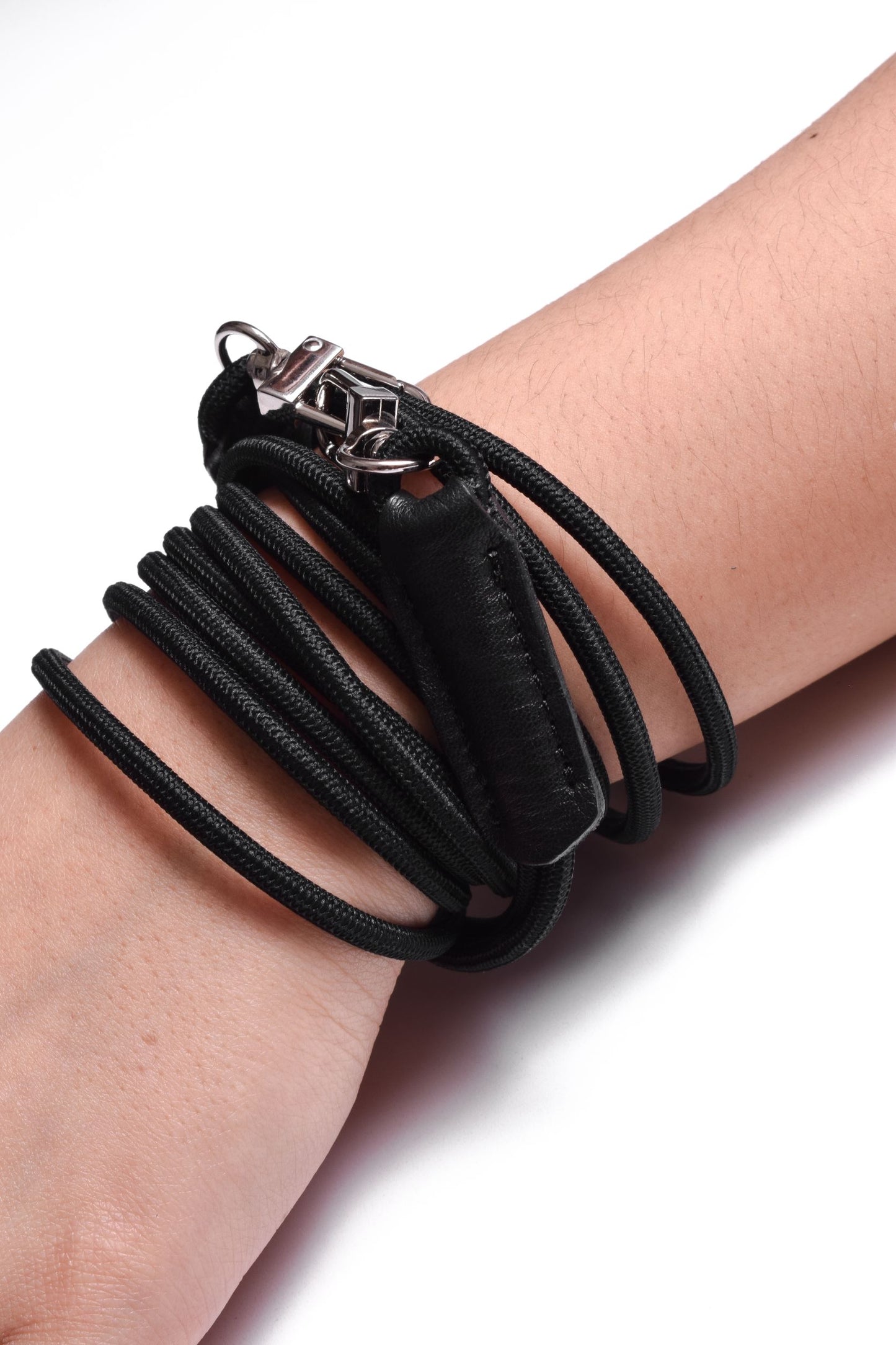 Soporte para celular de Silicona grabado con láser. Crossbody/Collar/Pulsera doble de Cuerda Elástica Negra & 2 Terminales de Cuero Full-Grain curtido vegetal al tanino, Azul, Marrón, Negro o Rojo con 2 Mosquetones plateados.- S23