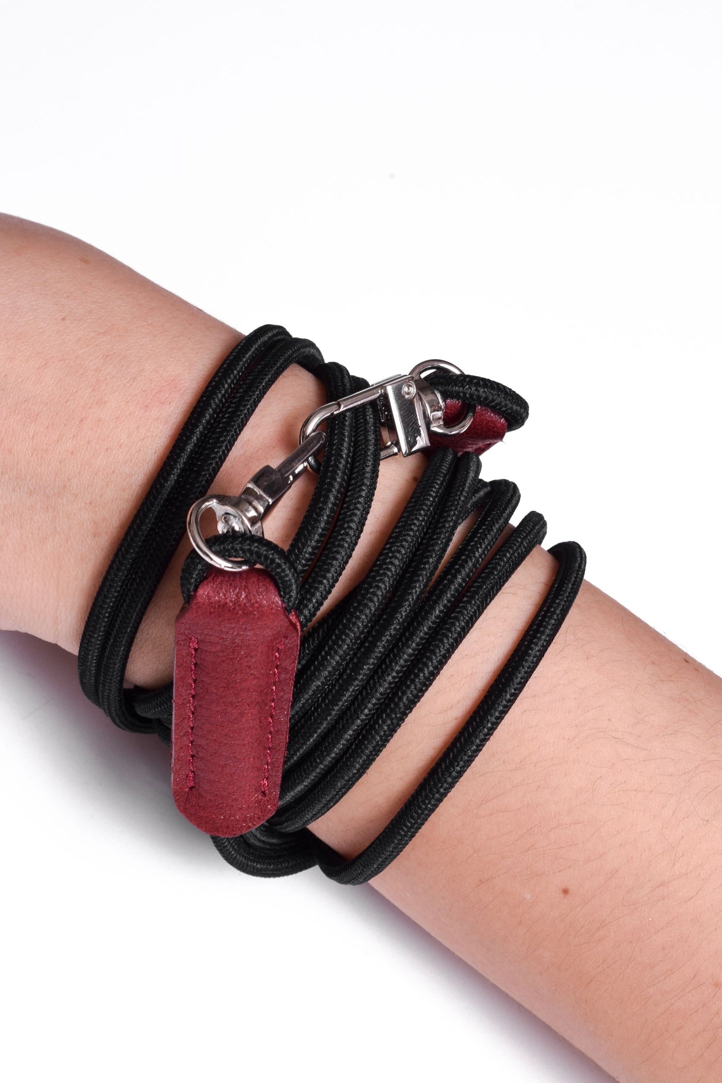 Soporte para celular de Silicona grabado con láser. Crossbody/Collar/Pulsera doble de Cuerda Elástica Negra & 2 Terminales de Cuero Full-Grain curtido vegetal al tanino, Azul, Marrón, Negro o Rojo con 2 Mosquetones plateados.- S23