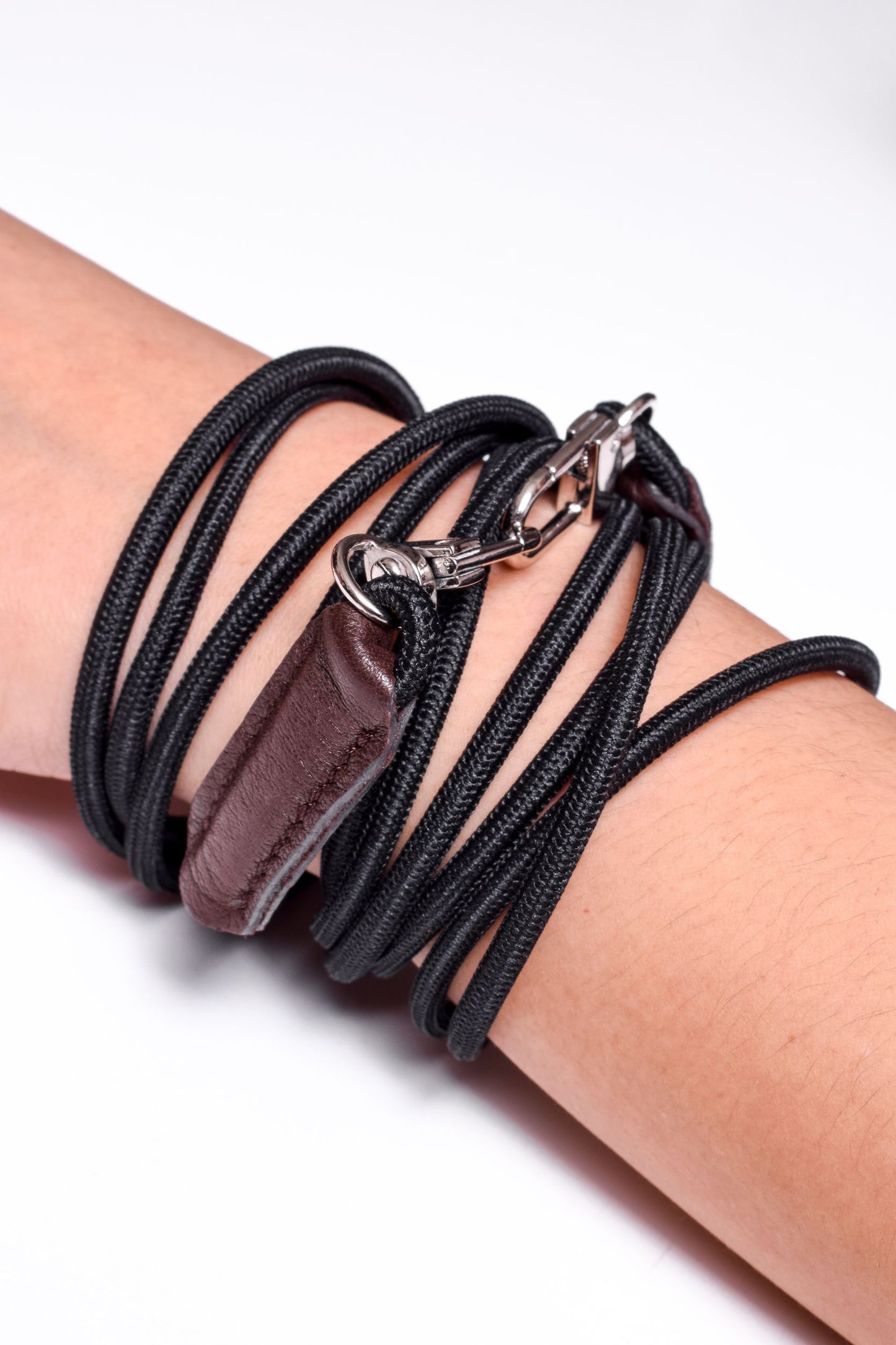 Soporte para celular de Silicona grabado con láser. Crossbody/Collar/Pulsera doble de Cuerda Elástica Negra & 2 Terminales de Cuero Full-Grain curtido vegetal al tanino, Azul, Marrón, Negro o Rojo con 2 Mosquetones plateados.- S23