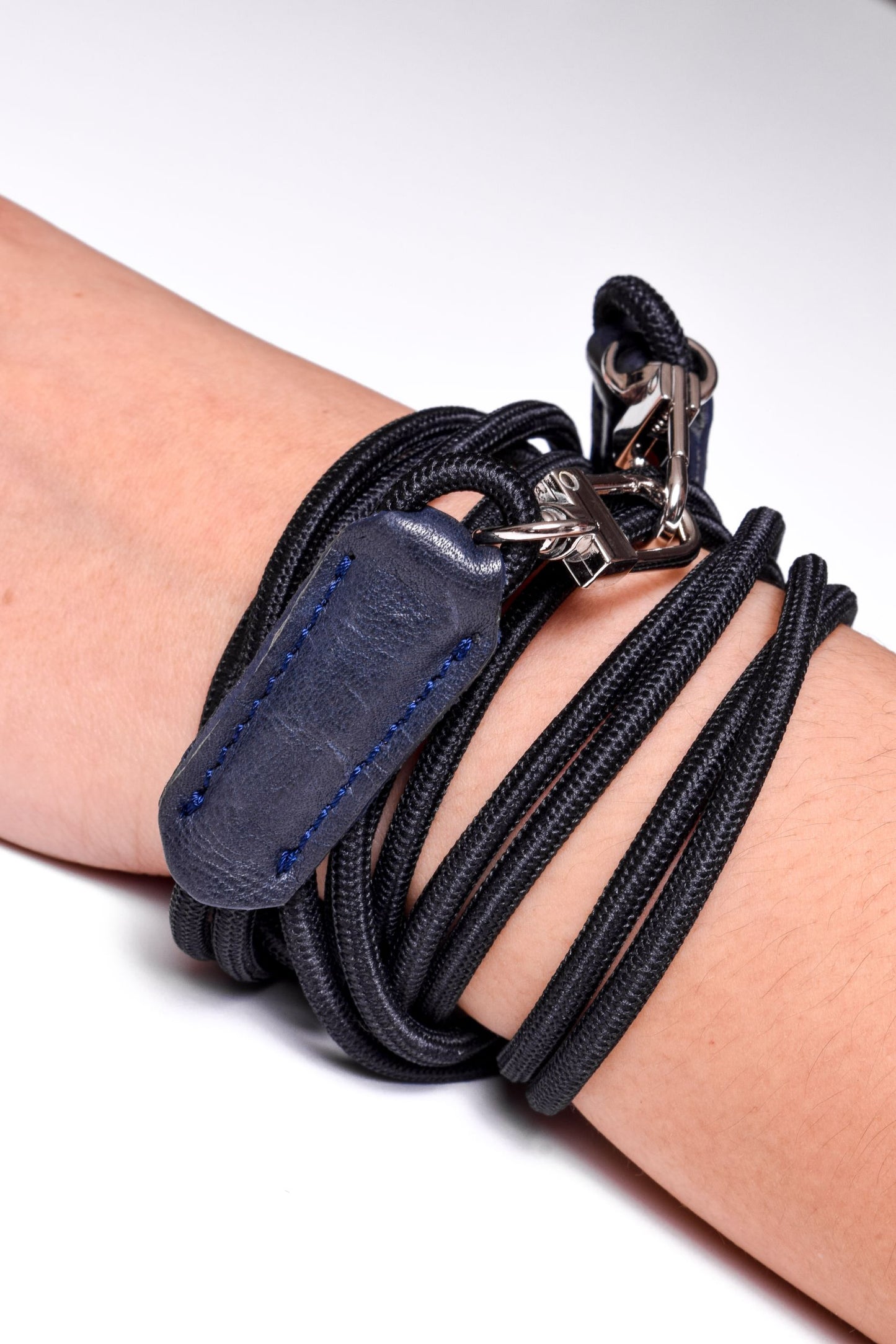 Soporte para celular de Silicona grabado con láser. Crossbody/Collar/Pulsera doble de Cuerda Elástica Negra & 2 Terminales de Cuero Full-Grain curtido vegetal al tanino, Azul, Marrón, Negro o Rojo con 2 Mosquetones plateados.- S23