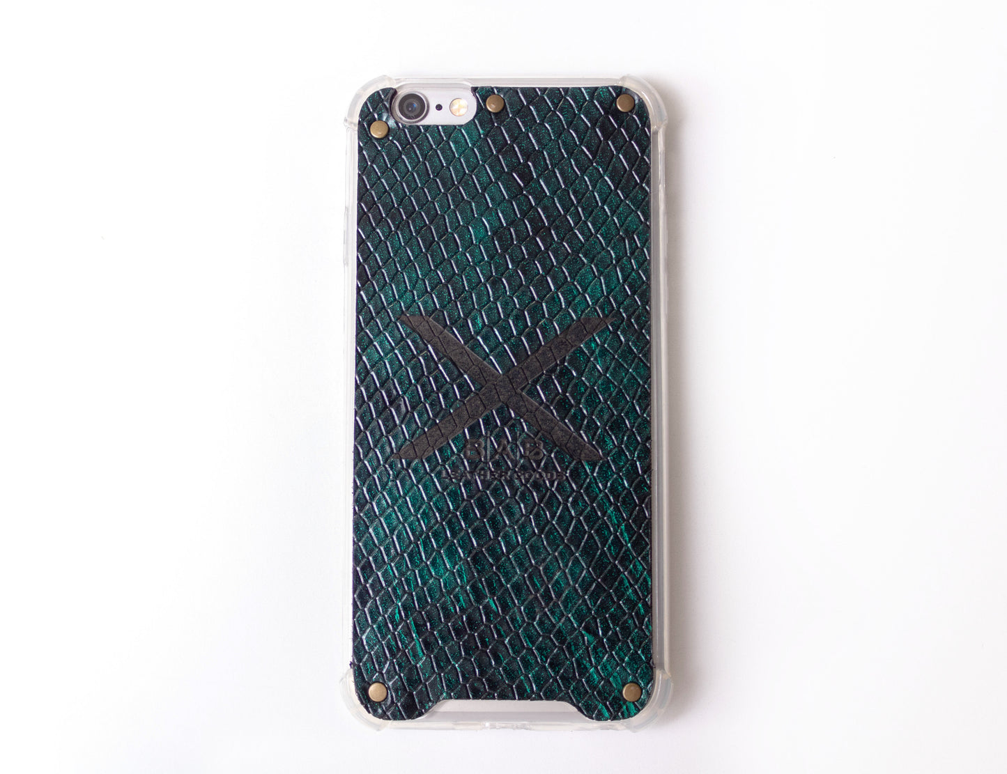 Coque pour iPhone en Cuir Véritable verni texturé motif Python Vert, découpé et gravé au laser/microfibre & 5 Rivets en Bronze.- F36