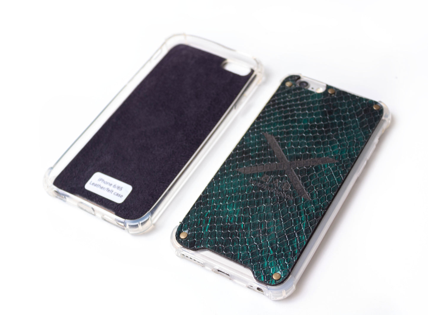 Coque pour iPhone en Cuir Véritable verni texturé motif Python Vert, découpé et gravé au laser/microfibre & 5 Rivets en Bronze.- F36
