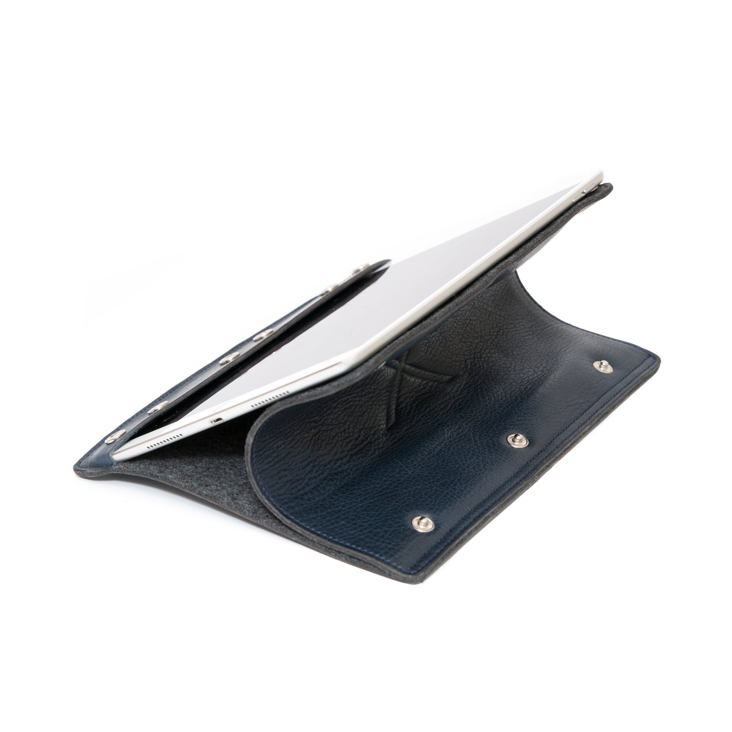 Funda para iPad: 6ta/5ta (Gen)/iPad Air 2da/1ra (Gen)/iPad Pro 9.7". Cuero Genuino Full-Grain curtido vegetal al tanino/Fieltro & 9 Broches de presión.- 928