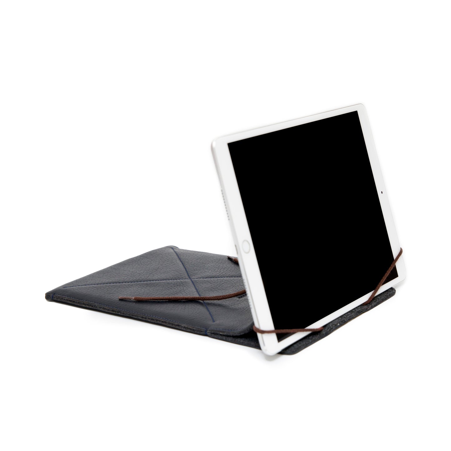 Étui pour iPad: Air 10,5"/Air 5ème/4ème/3ème (gén)/Air 11"(M2)/iPad 9éme/8ème/7ème (gén)/iPad Pro 11"4ème/3ème/2ème/1ère (gén)/iPad Pro 11"(M4). Cuir Véritable Pleine Fleur tanné végétal au tanin/Feutre & Fermeture en Bronze et cordon.- 936