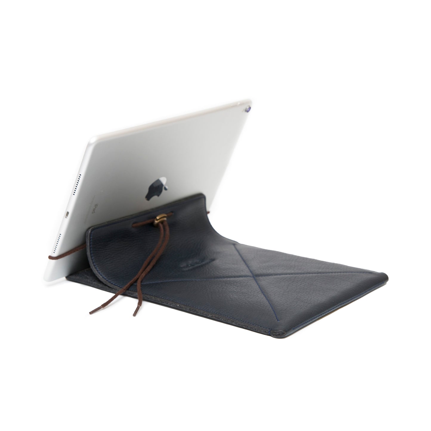 Étui pour iPad: Air 10,5"/Air 5ème/4ème/3ème (gén)/Air 11"(M2)/iPad 9éme/8ème/7ème (gén)/iPad Pro 11"4ème/3ème/2ème/1ère (gén)/iPad Pro 11"(M4). Cuir Véritable Pleine Fleur tanné végétal au tanin/Feutre & Fermeture en Bronze et cordon.- 936