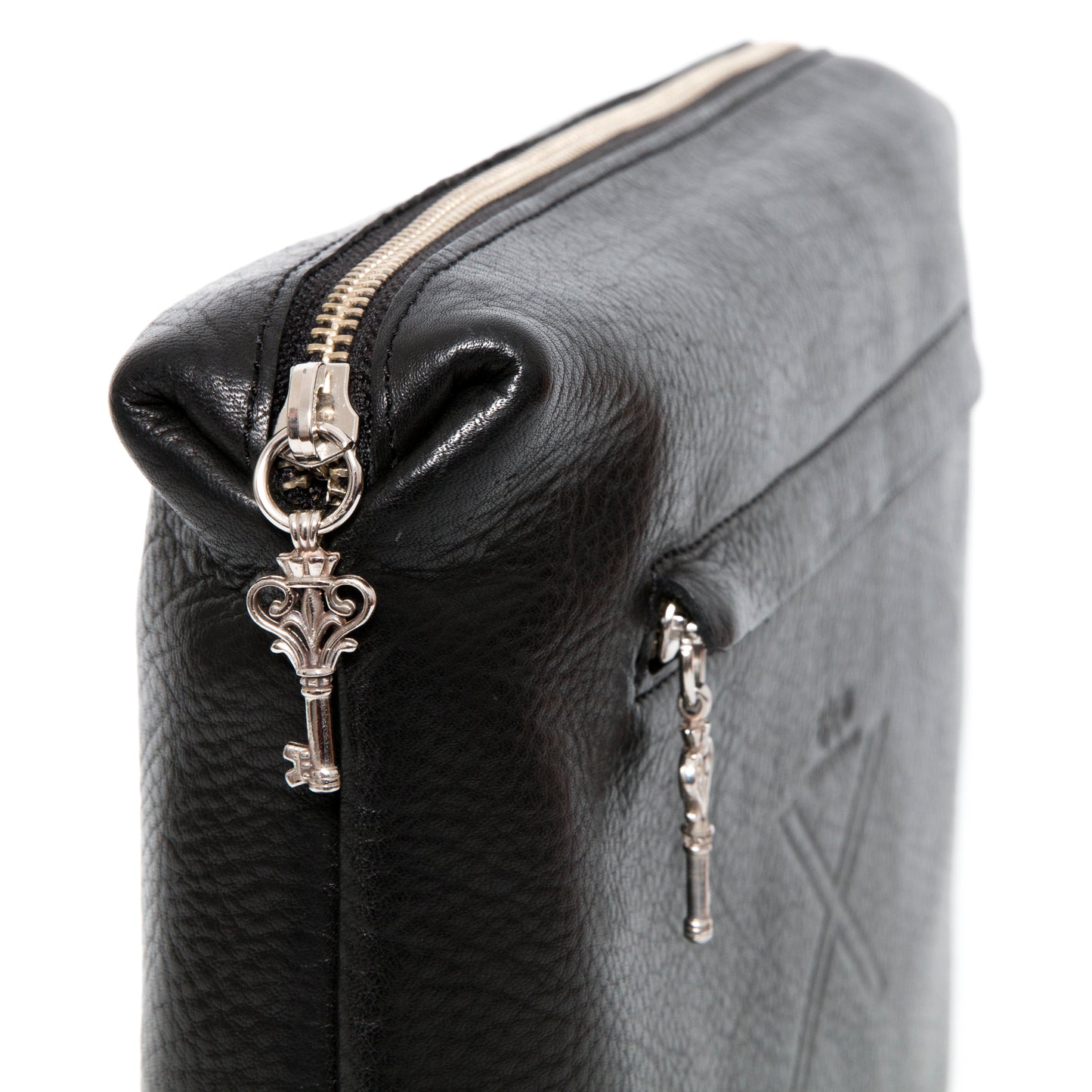 iPad Portfolio/Clutch: Pro 9.7"/10.5"/iPad Pro 11"(1st/2nd/3rd/4th Gen)/iPad Air (3rd/4th Gen)/iPad 11"(M2)/tablet. Black Full-Grain vegetable-tanned Genuine Leather/Felt & Silver Bronze Key Charm closure pull.- 2003