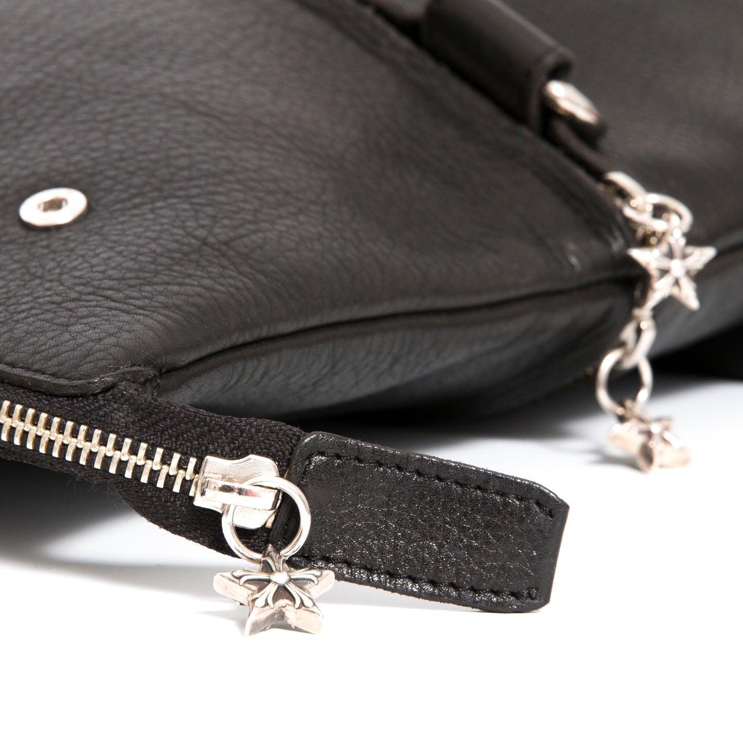 Backpack for MacBook Air 13"(M1/M2/M3)/MacBook Pro 14"(M1/M2/M3)/16,2"/iPad Air: 9,7"/10,5"/iPad Pro: 9,7"/10,5"/11"/12,9"M2/Tablet. Black Full-Grain Genuine vegetable-tanned Leather/Felt & Star-Charm Puller.- 2005