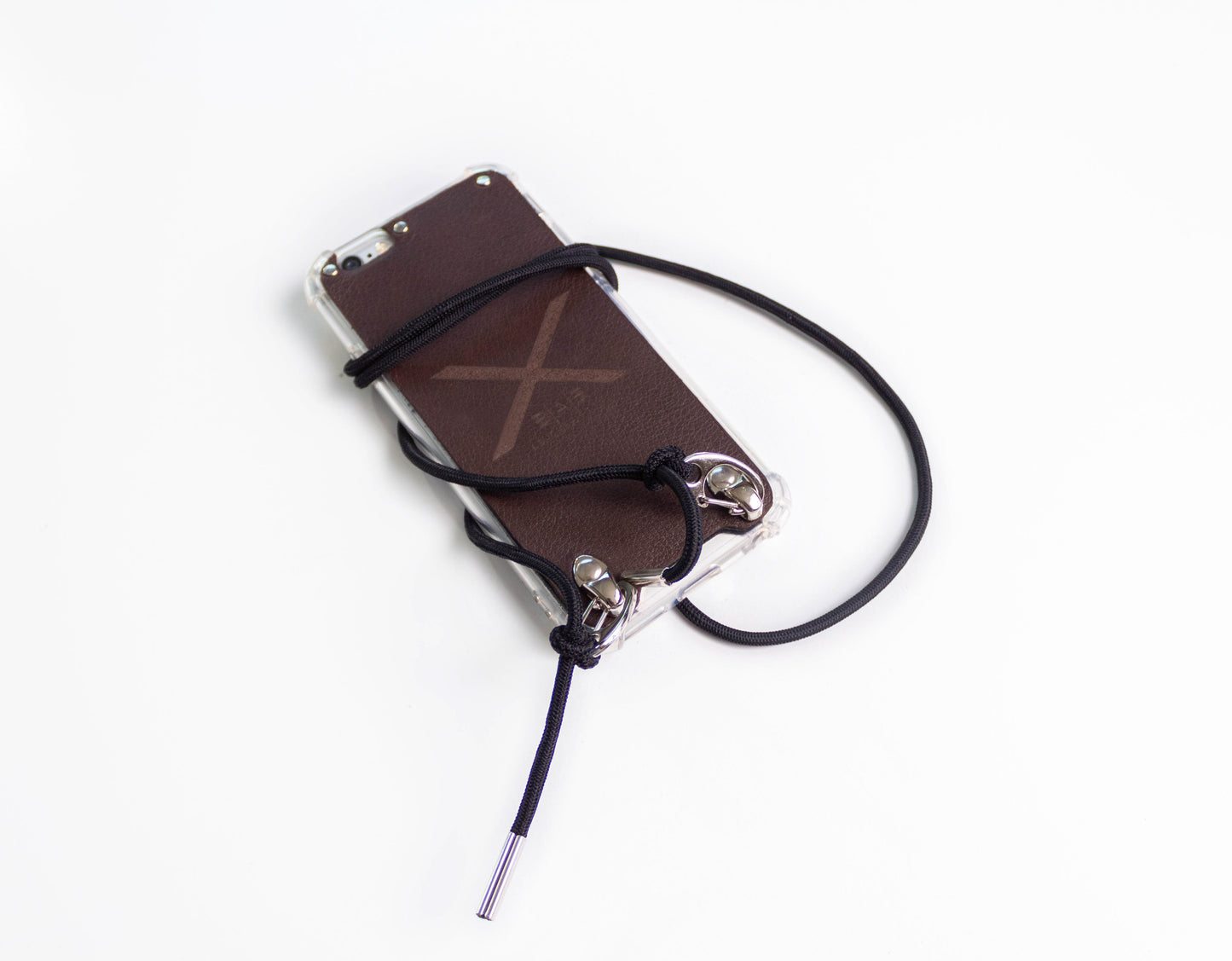 Coque pour iPhone, en Cuir Véritable Pleine Fleur tanné végétal au tanin découpé e gravé au laser/microfibre & Bandoulière Élastique Noire avec 2 Mousquetons et 2 Embouts argentés.- F34
