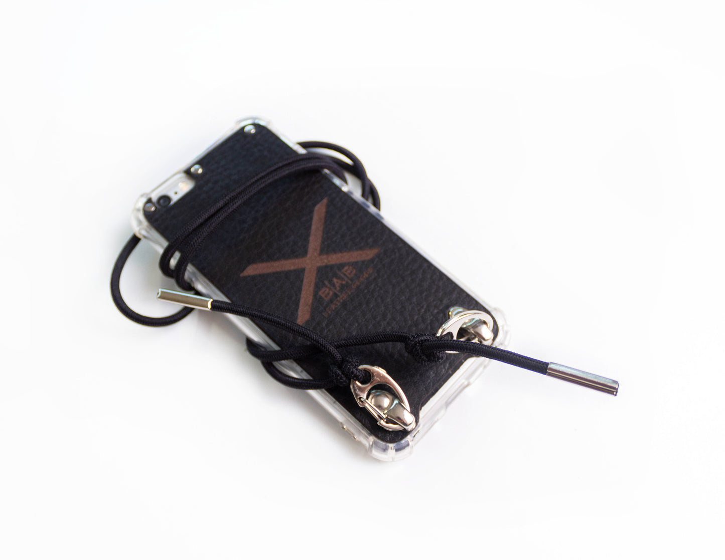 Coque pour iPhone, en Cuir Véritable Pleine Fleur tanné végétal au tanin découpé e gravé au laser/microfibre & Bandoulière Élastique Noire avec 2 Mousquetons et 2 Embouts argentés.- F34