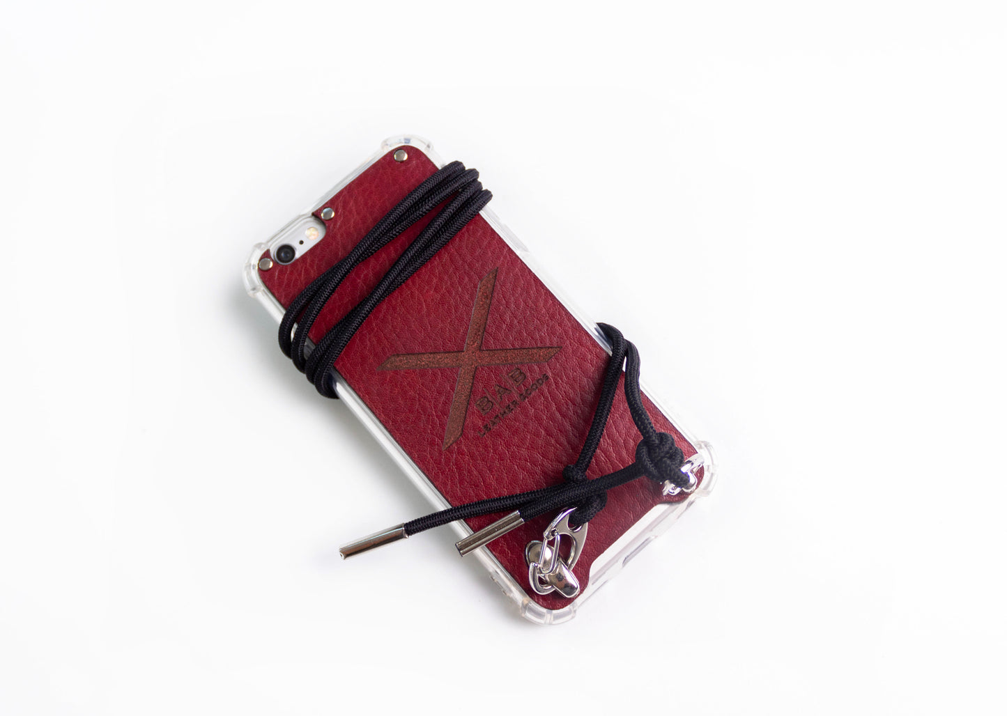 Coque pour iPhone, en Cuir Véritable Pleine Fleur tanné végétal au tanin découpé e gravé au laser/microfibre & Bandoulière Élastique Noire avec 2 Mousquetons et 2 Embouts argentés.- F34