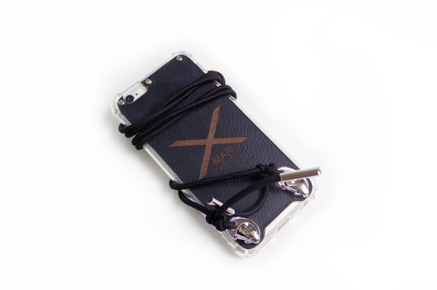 Coque pour iPhone, en Cuir Véritable Pleine Fleur tanné végétal au tanin découpé e gravé au laser/microfibre & Bandoulière Élastique Noire avec 2 Mousquetons et 2 Embouts argentés.- F34