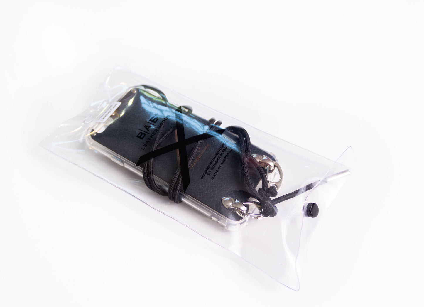 Coque pour iPhone, en Cuir Véritable Pleine Fleur tanné végétal au tanin découpé e gravé au laser/microfibre & Bandoulière Élastique Noire avec 2 Mousquetons et 2 Embouts argentés.- F34