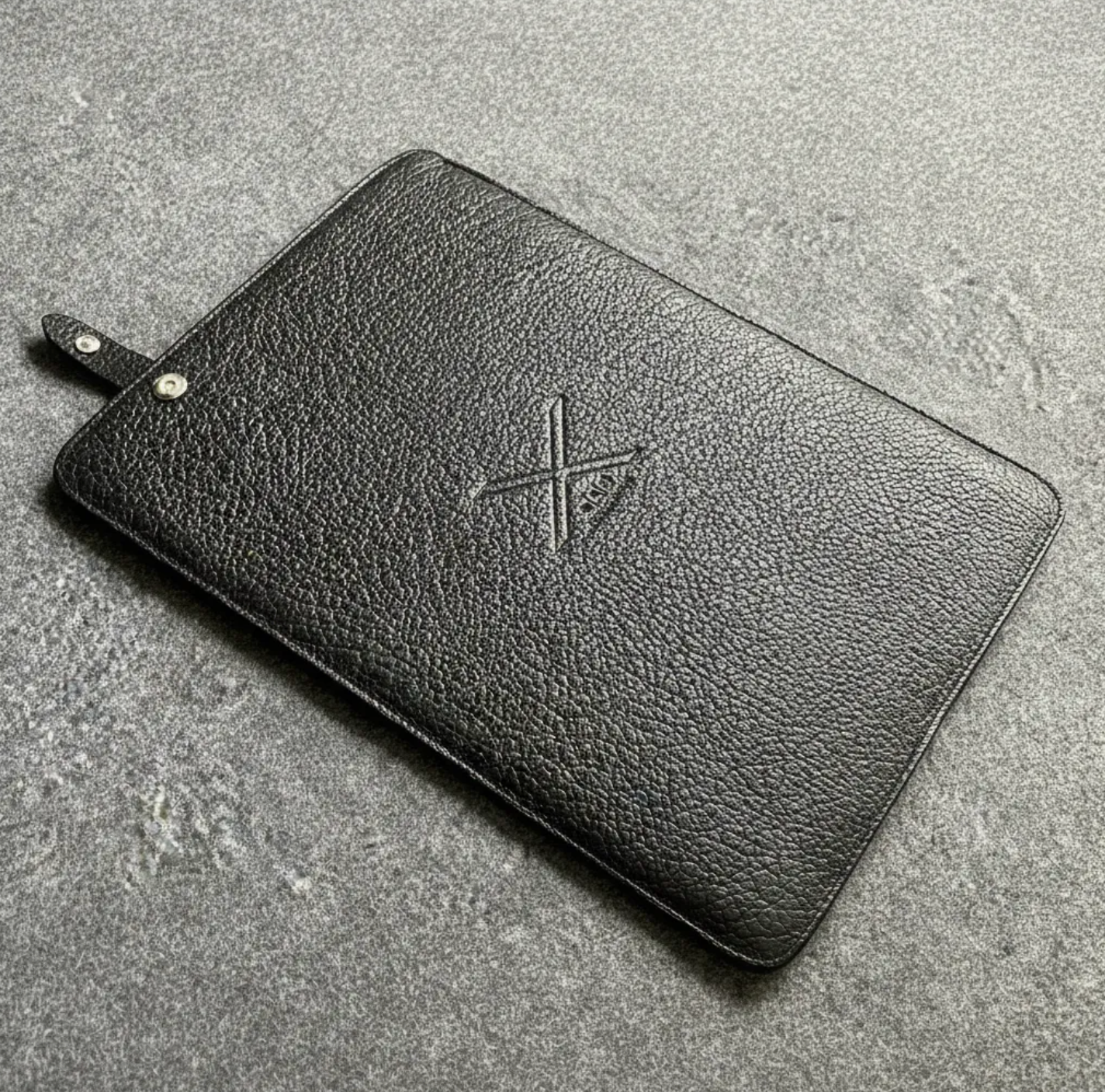 Funda B|A|B® Leather Goods de cuero Genuino Natura Negro, curtido vegetal al tanino/Fieltro para MacBook Air 13,3"/14" Pro.- 1007 B