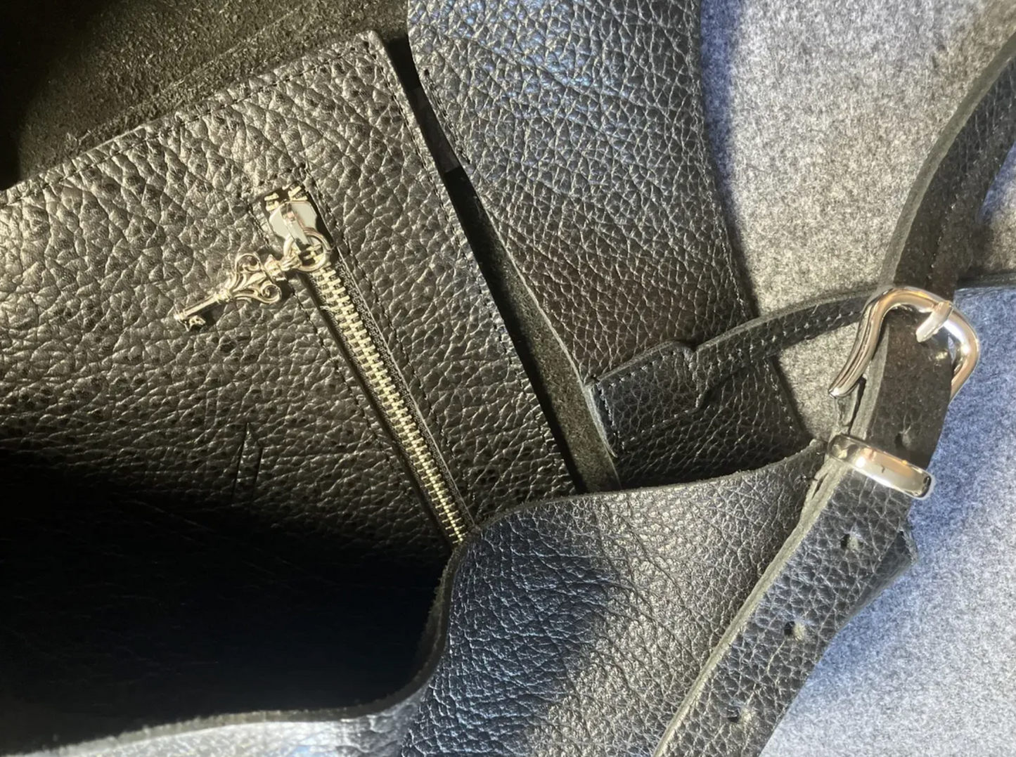Sac à main / Portefeuille / Tote en Cuir Véritable B|A|B® Leather Goods, Noir, tannage végétal.- 754