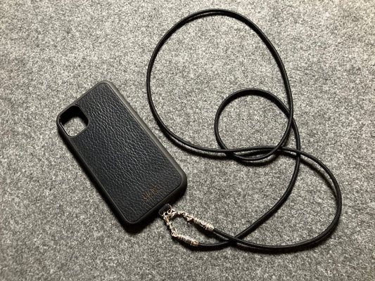 Funda/Soporte de Cuero Genuino Full-Grain curtido vegetal al tanino para iPhone/Samsung/microfibra. 2 Terminales en Espiral, 2 Eslabones y 6 Argollas, todos de Plata Esterlina 925 & Crossbody/Collar/Gargantilla/Pulsera de Cuerda Elástica Negra.- KC11