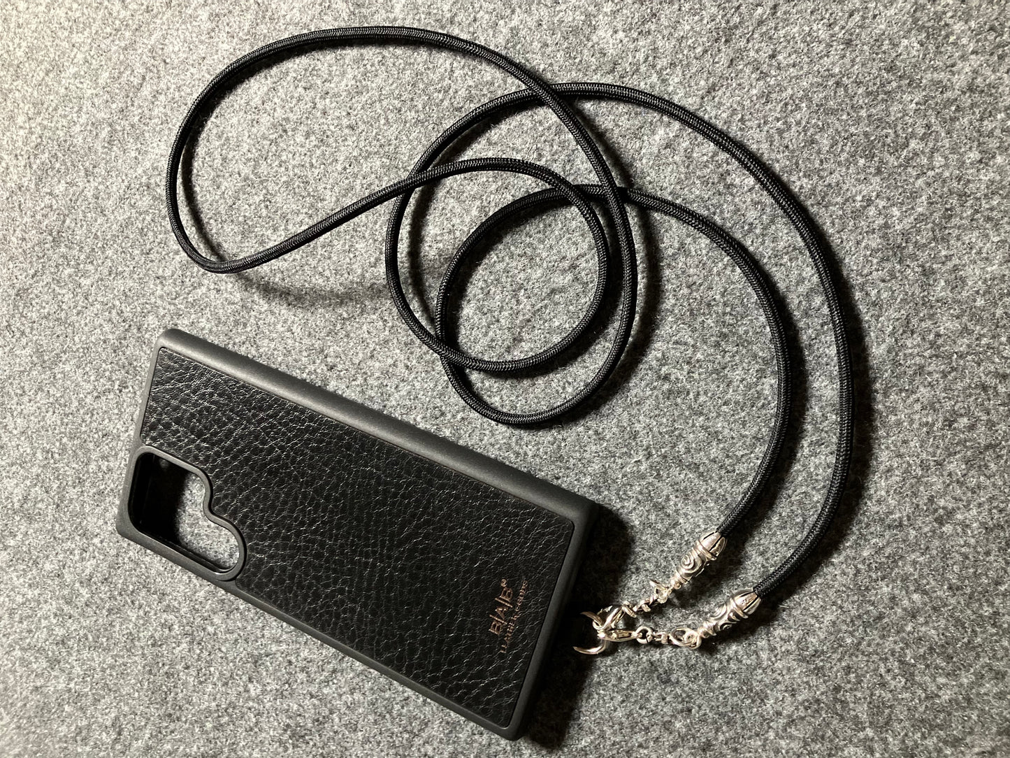Funda/Soporte de Cuero Genuino Full-Grain curtido vegetal al tanino para iPhone/Samsung/microfibra. 2 Terminales en Espiral, 2 Eslabones y 6 Argollas, todos de Plata Esterlina 925 & Crossbody/Collar/Gargantilla/Pulsera de Cuerda Elástica Negra.- KC11