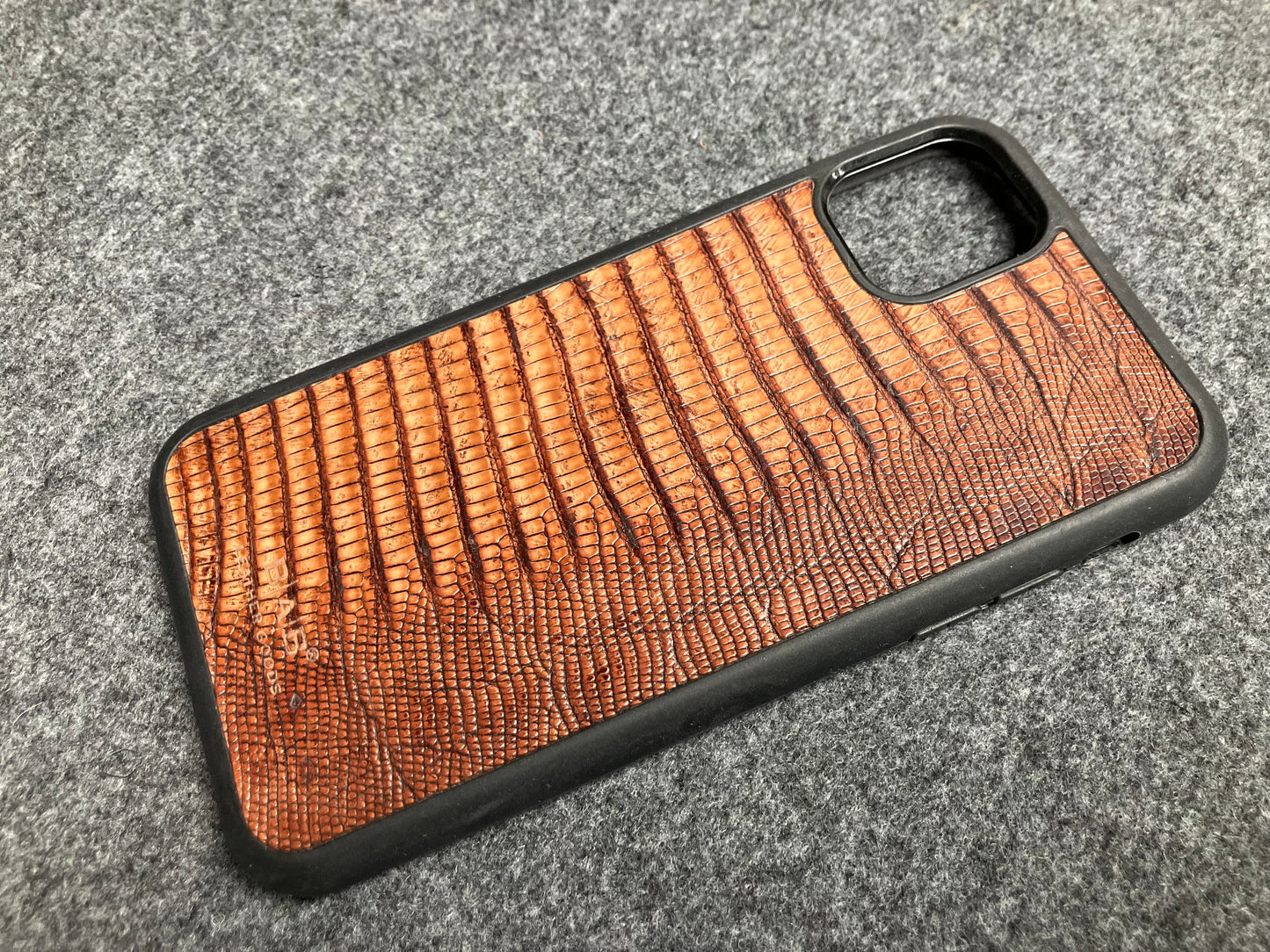 Funda para iPhone/Samsung de Cuero Genuino Iguana cortado y grabado con láser.- 59