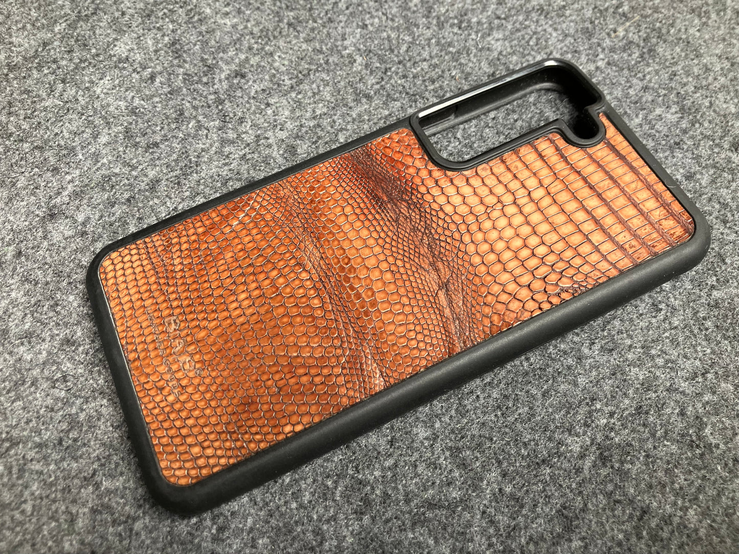 Funda para iPhone/Samsung de Cuero Genuino Iguana cortado y grabado con láser.- 59