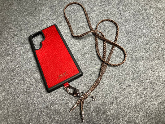 Coque/Support en Cuir Pleine Fleur tanné végétal pour Samsung/microfibre. 2 Bornes Spirales, 1 Épingle Spirale avec anneau et 1 Pendentif Fleur de Lys, en Argent 925 & Bandoulière/Collier/Bracelet Cuir 3 brins tressés à la main, Marron ou Noir.- KC45S