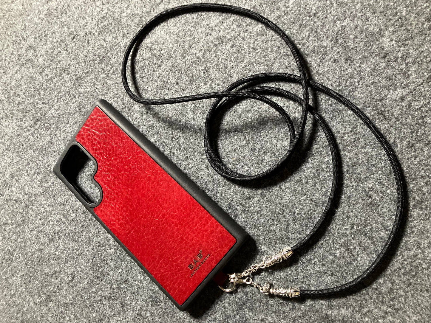 Funda/Soporte de Cuero Genuino Full-Grain curtido vegetal al tanino para iPhone/Samsung/microfibra. 2 Terminales en Espiral, 2 Eslabones y 6 Argollas, todos de Plata Esterlina 925 & Crossbody/Collar/Gargantilla/Pulsera de Cuerda Elástica Negra.- KC11