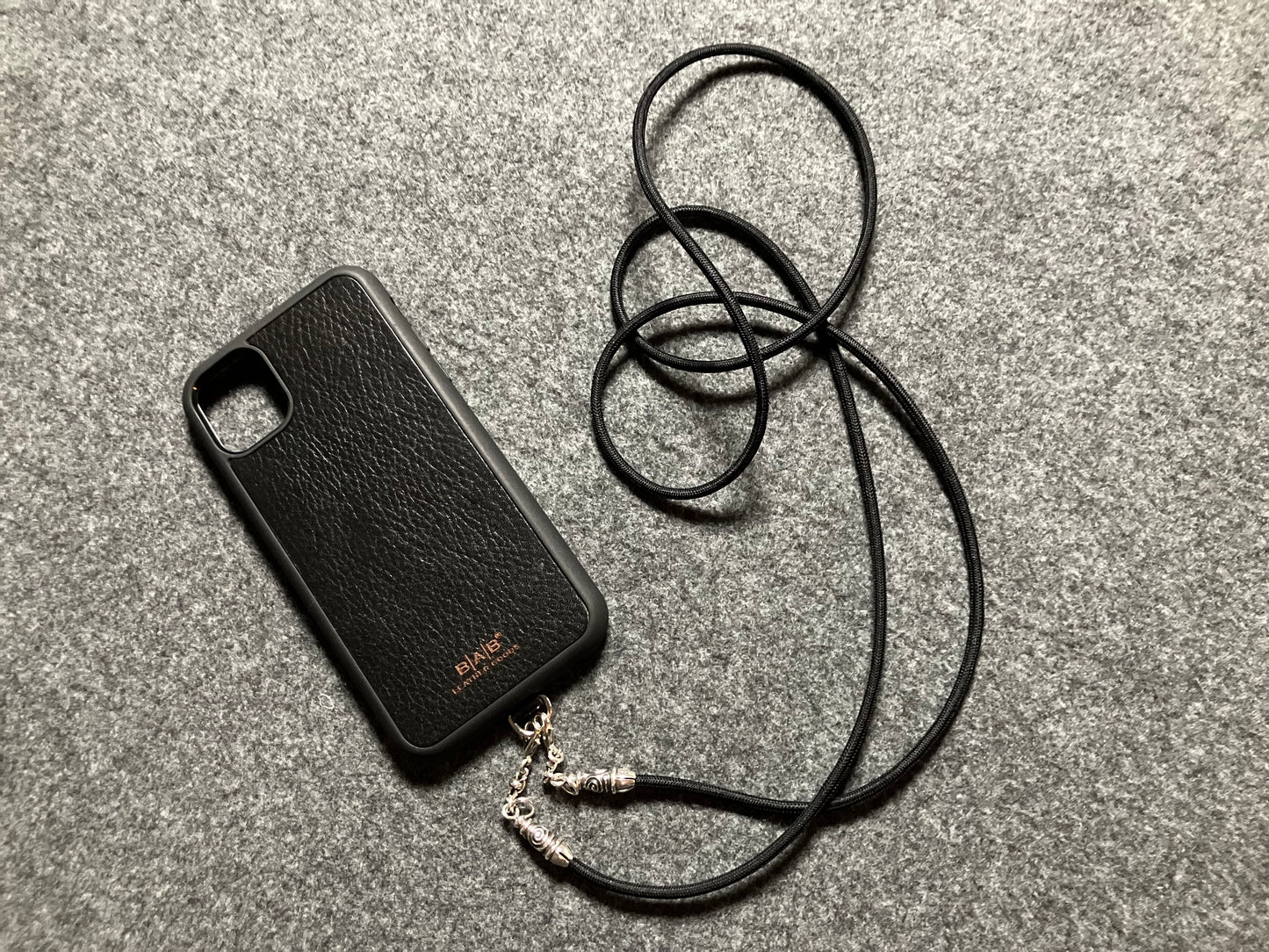 Funda/Soporte de Cuero Genuino Full-Grain curtido vegetal al tanino para iPhone/Samsung/microfibra. 2 Terminales en Espiral, 2 Eslabones y 6 Argollas, todos de Plata Esterlina 925 & Crossbody/Collar/Gargantilla/Pulsera de Cuerda Elástica Negra.- KC11