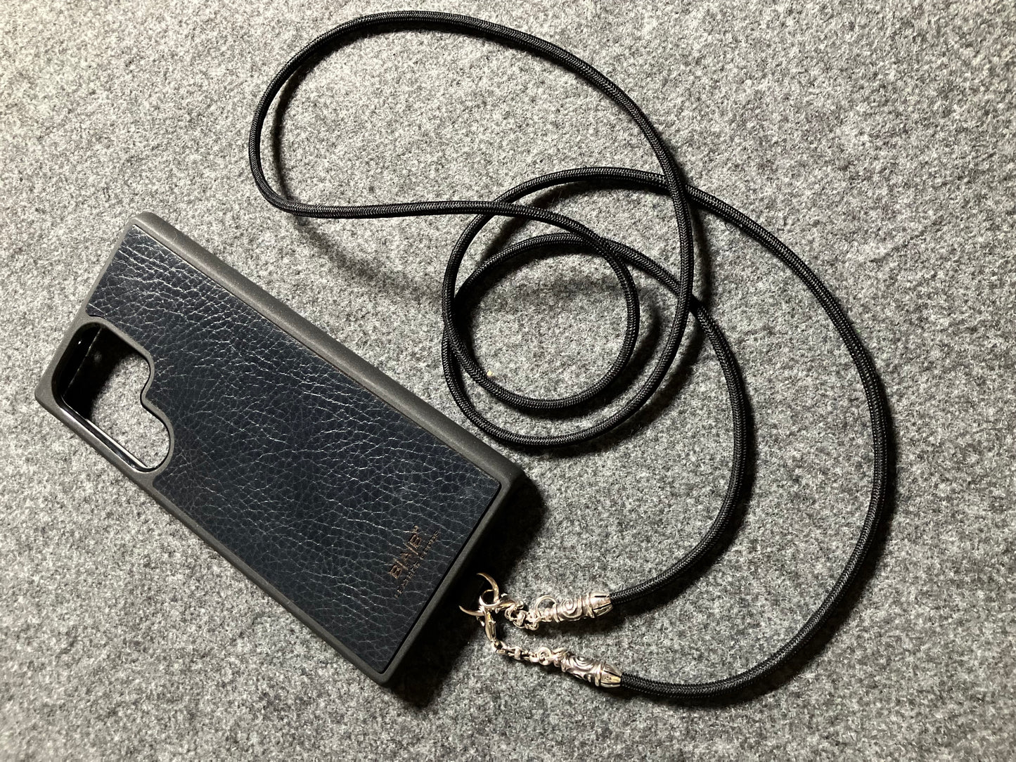 Funda/Soporte de Cuero Genuino Full-Grain curtido vegetal al tanino para iPhone/Samsung/microfibra. 2 Terminales en Espiral, 2 Eslabones y 6 Argollas, todos de Plata Esterlina 925 & Crossbody/Collar/Gargantilla/Pulsera de Cuerda Elástica Negra.- KC11
