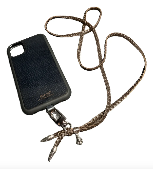 Funda/Soporte Cuero Full-Grain, curtido vegetal para iPhone/microfibra. 2 Terminales en Espiral, 1 Pasador en Espiral con Argolla y 1 Pendiente Fleur de Lys, de Plata 925 & Crossbody/Collar/Pulsera de Cuero 3 cabos trenzados a mano, Marrón o Negro.- KC45i