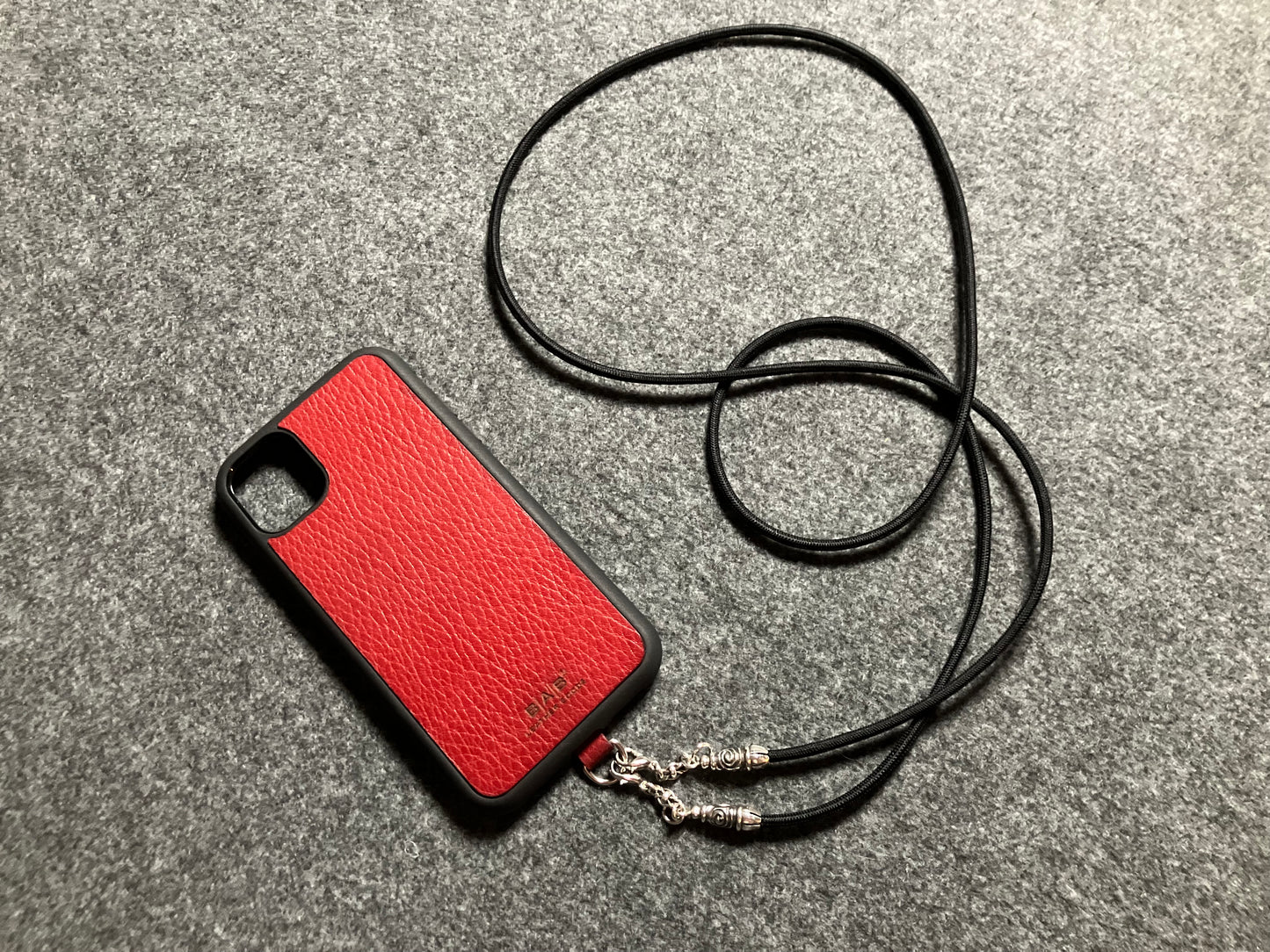 Funda/Soporte de Cuero Genuino Full-Grain curtido vegetal al tanino para iPhone/Samsung/microfibra. 2 Terminales en Espiral, 2 Eslabones y 6 Argollas, todos de Plata Esterlina 925 & Crossbody/Collar/Gargantilla/Pulsera de Cuerda Elástica Negra.- KC11