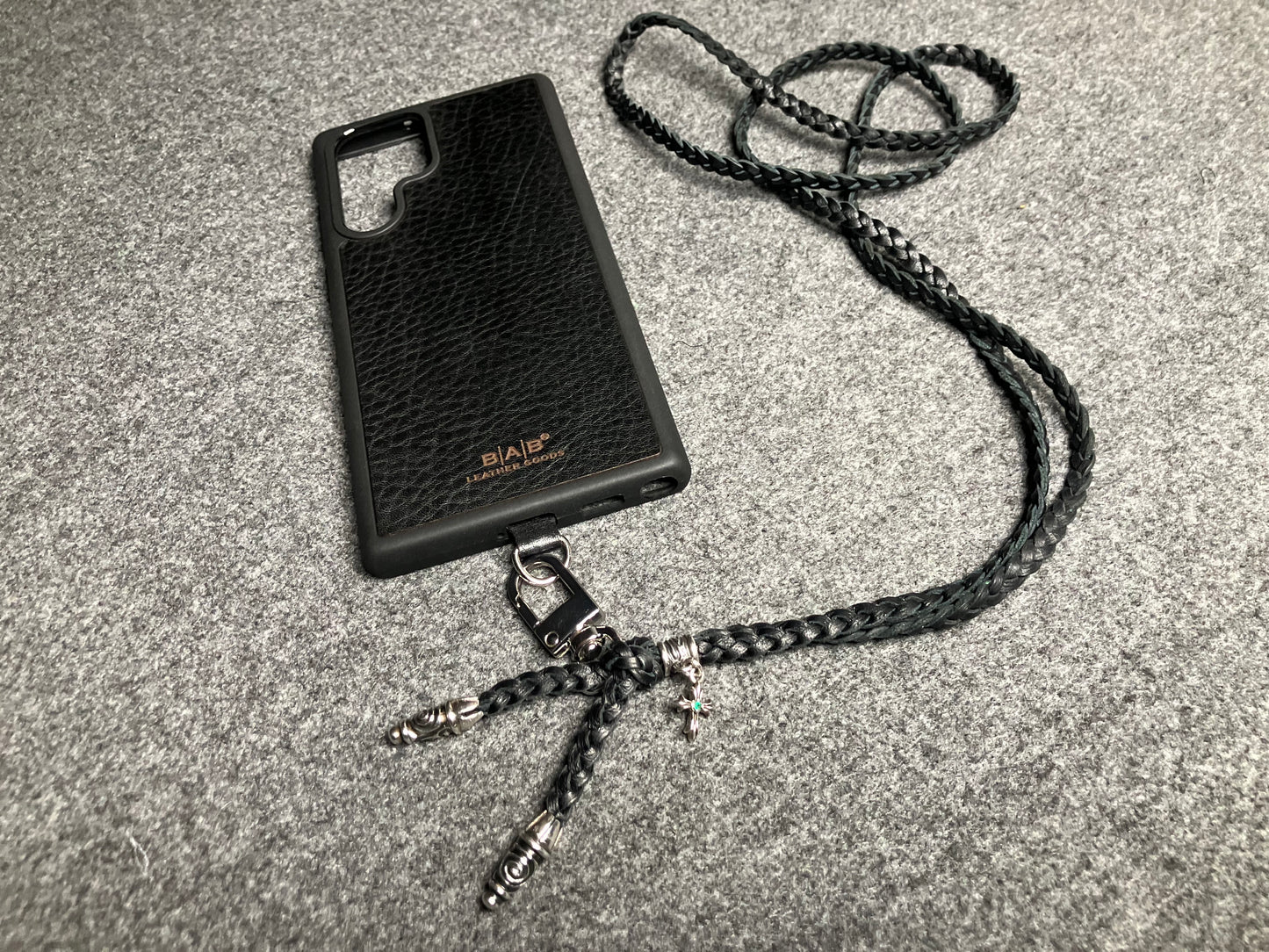 Funda/Soporte de Cuero Full-Grain para Samsung/microfibra. 2 Terminales en Espiral, 1 Pasador en Espiral con Argolla y 1 Pendiente Crucifijo con 2 Esmeraldas lapidadas, todos de Plata 925 & Crossbody/Collar/Pulsera Cuero 3 cabos, Marrón o Negro.- KC31S