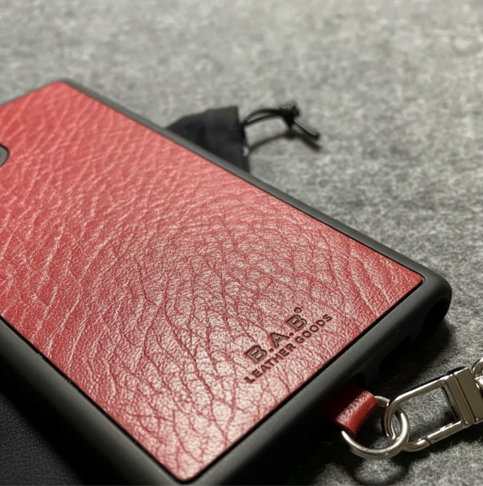 Capa/Suporte para Samsung de Couro Genuíno Flor Integral curtido vegetal com tanino cortados e gravados a laser/microfibra & Correia/Pulseira de Corda Elástica Preta com 1 Mosquetão e 2 Terminais prateados.- KPS55