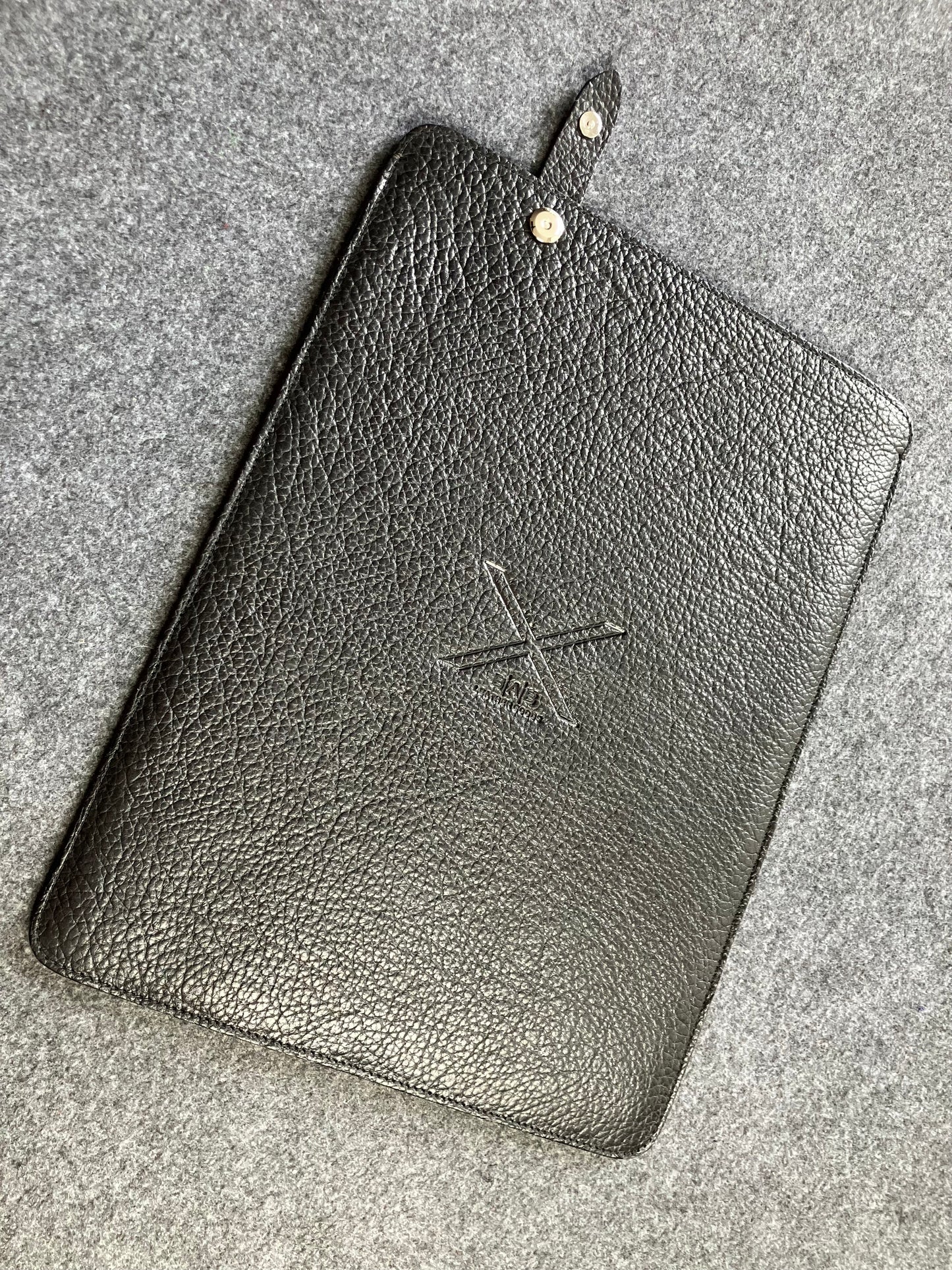 Funda B|A|B® Leather Goods de cuero Genuino Natura Negro, curtido vegetal al tanino/Fieltro para MacBook Air 13,3"/14" Pro.- 1007 B