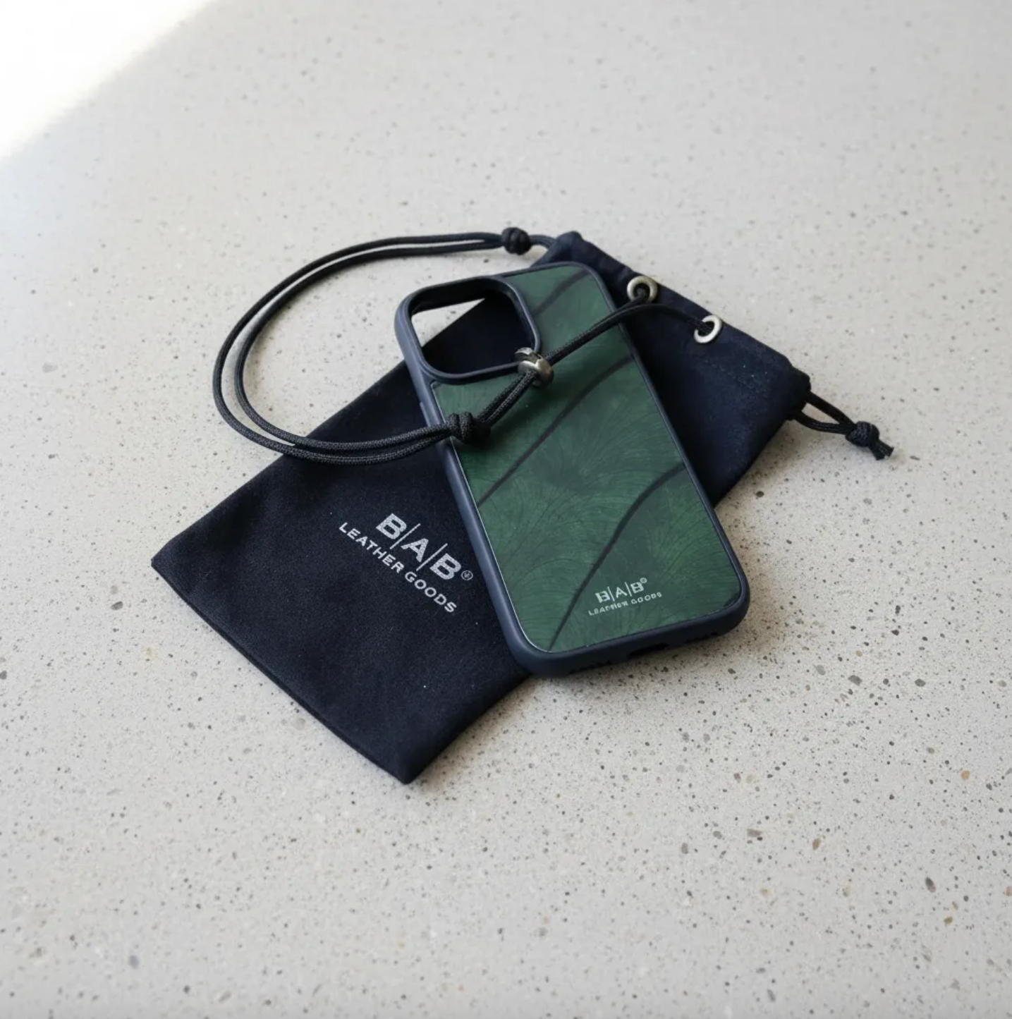Coque beLEAF® en Véritable feuille d'Alocasia pour iPhone découpée & gravée au laser/Microfibre-60i