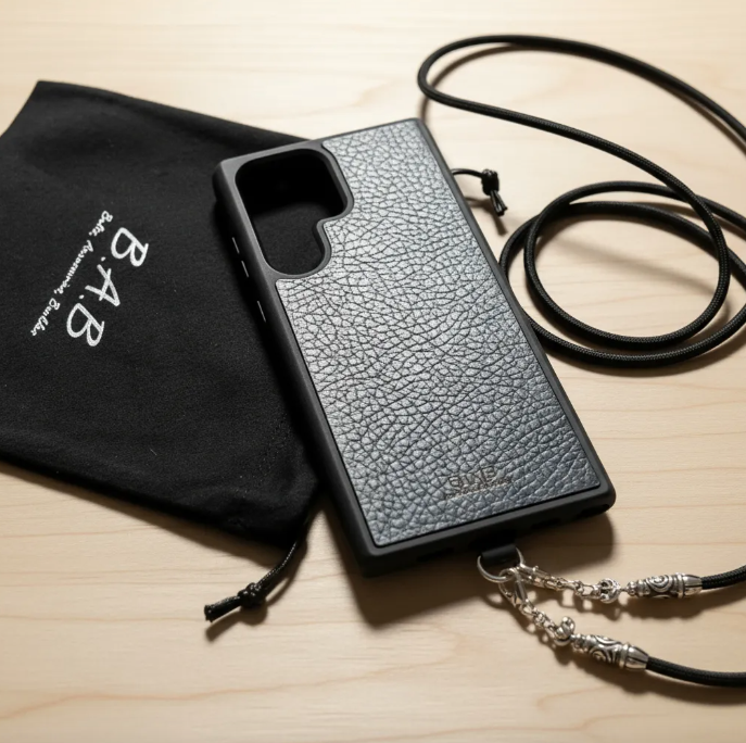 Funda/Soporte de Cuero Genuino Full-Grain curtido vegetal al tanino para iPhone/Samsung/microfibra. 2 Terminales en Espiral, 2 Eslabones y 6 Argollas, todos de Plata Esterlina 925 & Crossbody/Collar/Gargantilla/Pulsera de Cuerda Elástica Negra.- KC11
