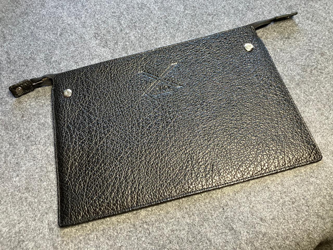 Funda B|A|B® Leather Goods de cuero Genuino Natura Negro, curtido vegetal al tanino/Fieltro para MacBook Air 13,3"/14" Pro.- 1005 B