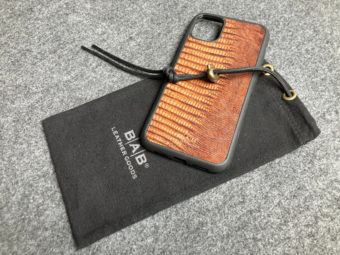 Funda para iPhone/Samsung de Cuero Genuino Iguana cortado y grabado con láser.- 59