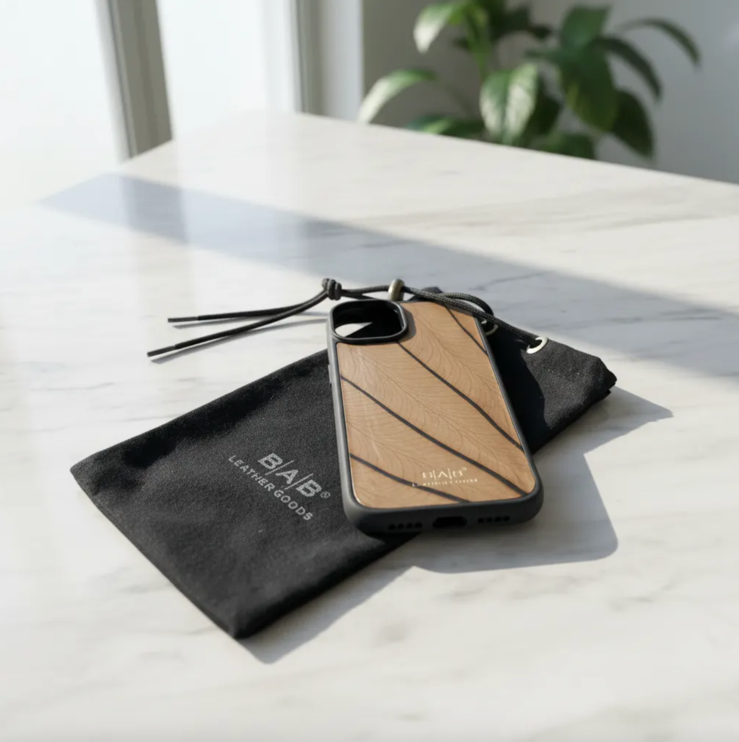Coque beLEAF® en Véritable feuille d'Alocasia pour iPhone découpée & gravée au laser/Microfibre-60i