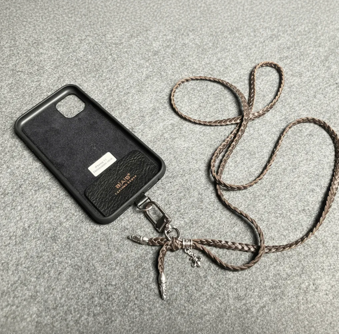 Funda/Soporte Cuero Full-Grain, curtido vegetal para iPhone/microfibra. 2 Terminales en Espiral, 1 Pasador en Espiral con Argolla y 1 Pendiente Fleur de Lys, de Plata 925 & Crossbody/Collar/Pulsera de Cuero 3 cabos trenzados a mano, Marrón o Negro.- KC45i